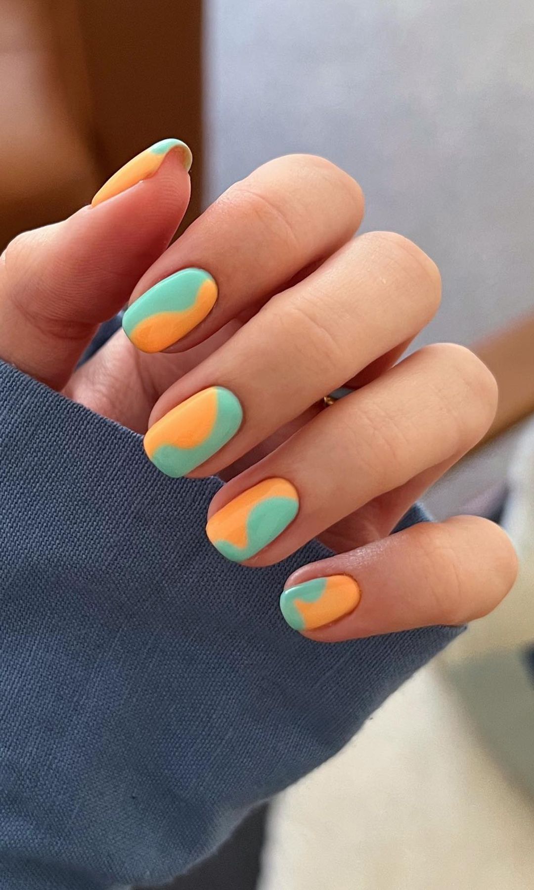 Manicura melocotón y azul turquesa