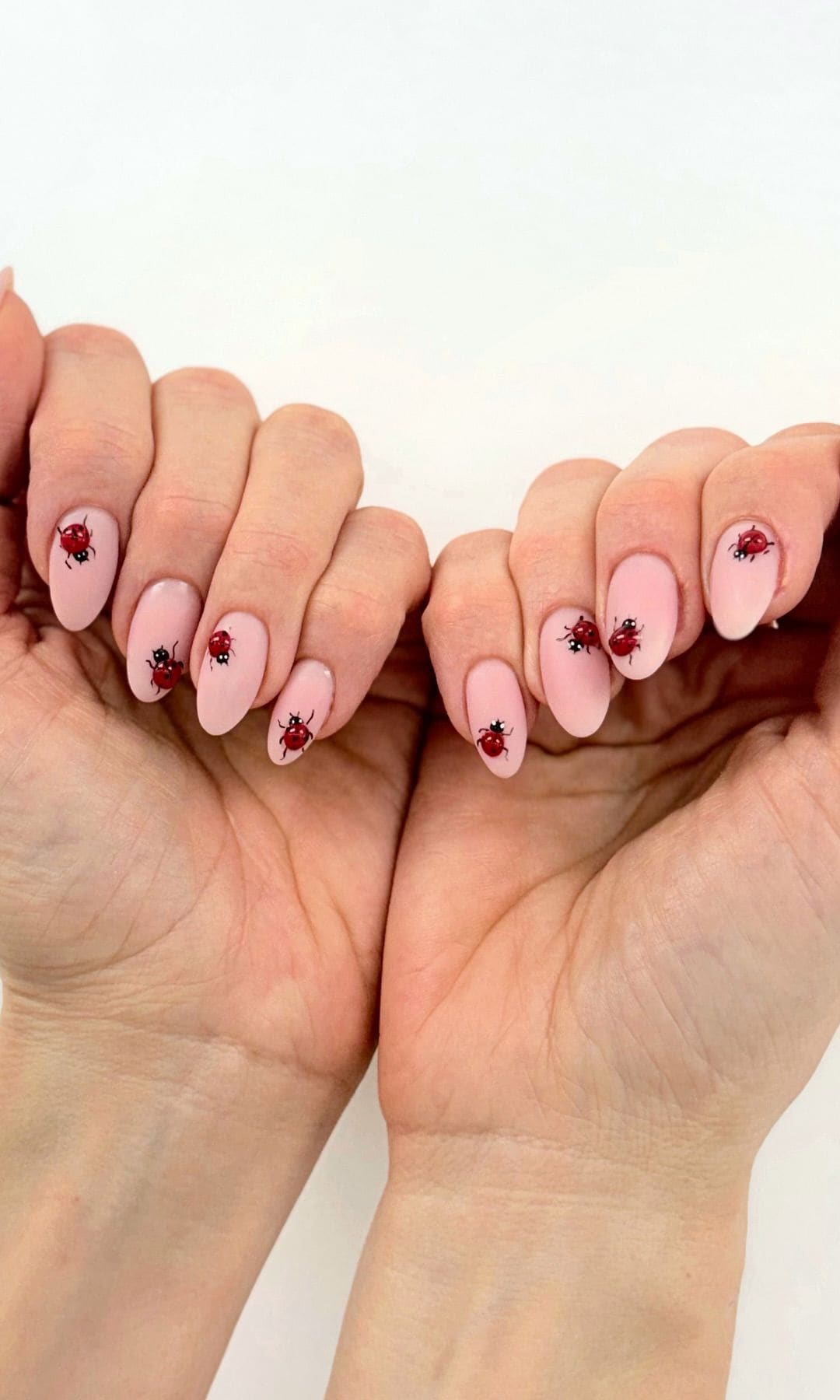 Manicura con mariquitas rosa pálido