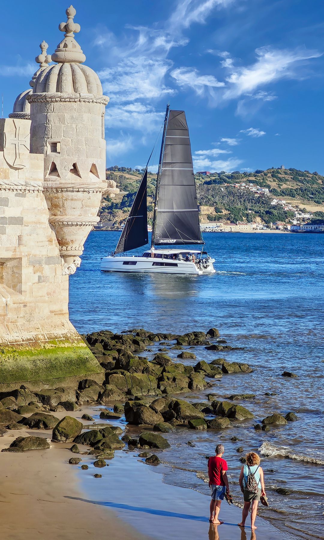 A toda vela por Lisboa, velero pasando junto a la torre de Belém.