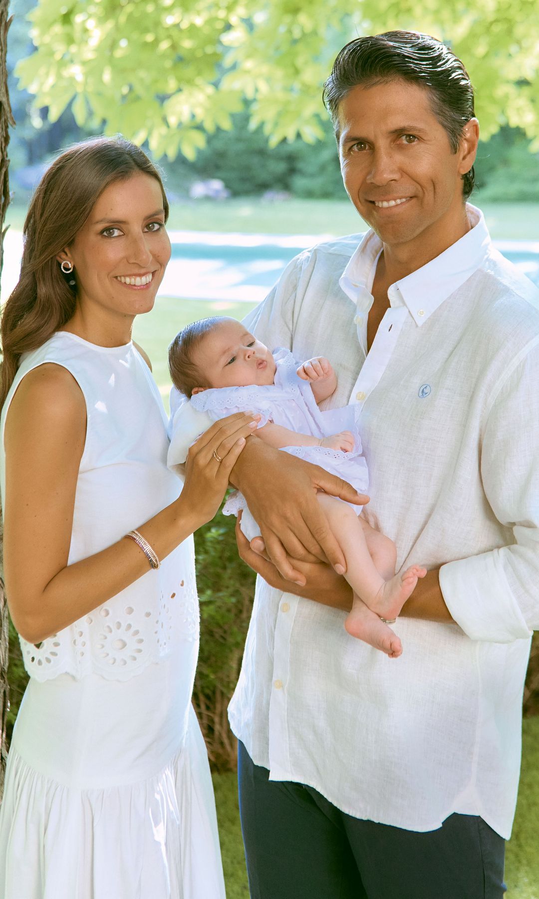 Ana Boyer y Fernando Verdasco posan junto a Mía para HOLA