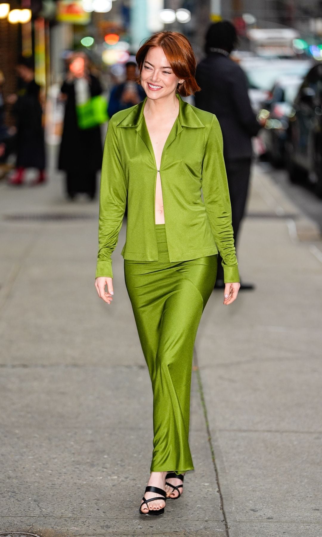 Emma Stone en Nueva York con conjunto verde como en la película 'Grandes Esperanzas'