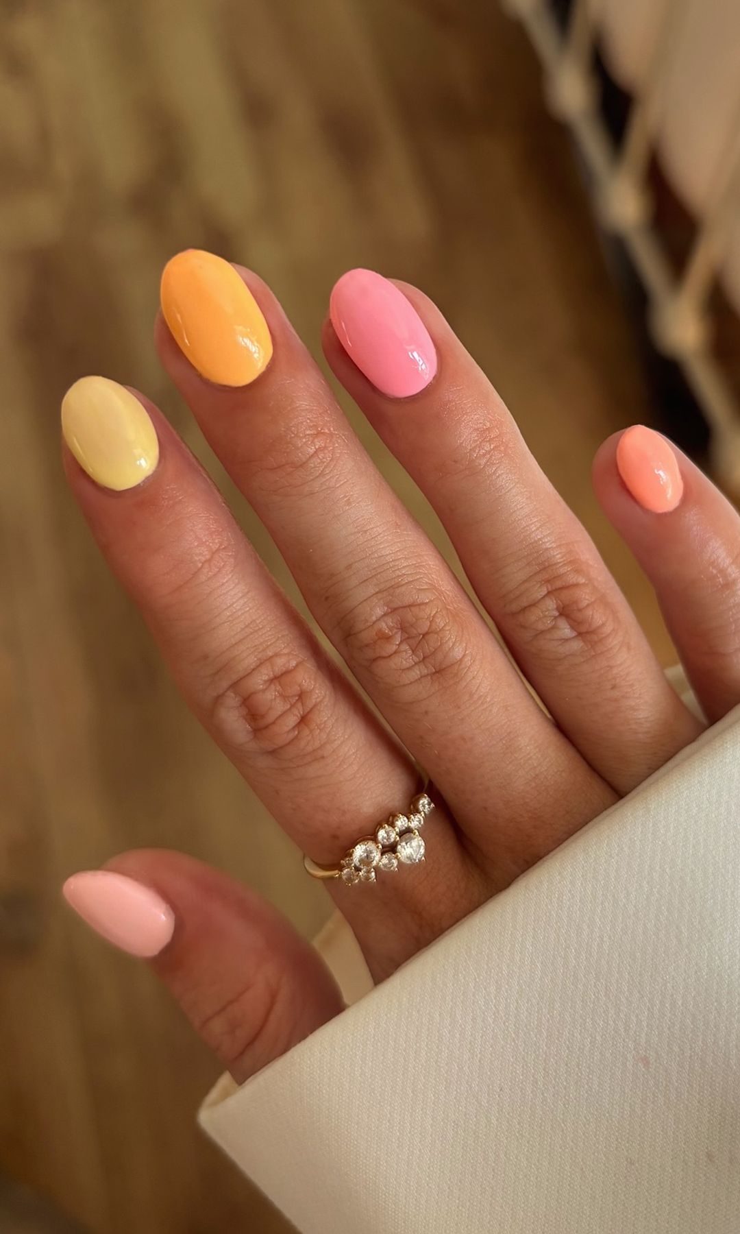 Manicura con colores del atardecer