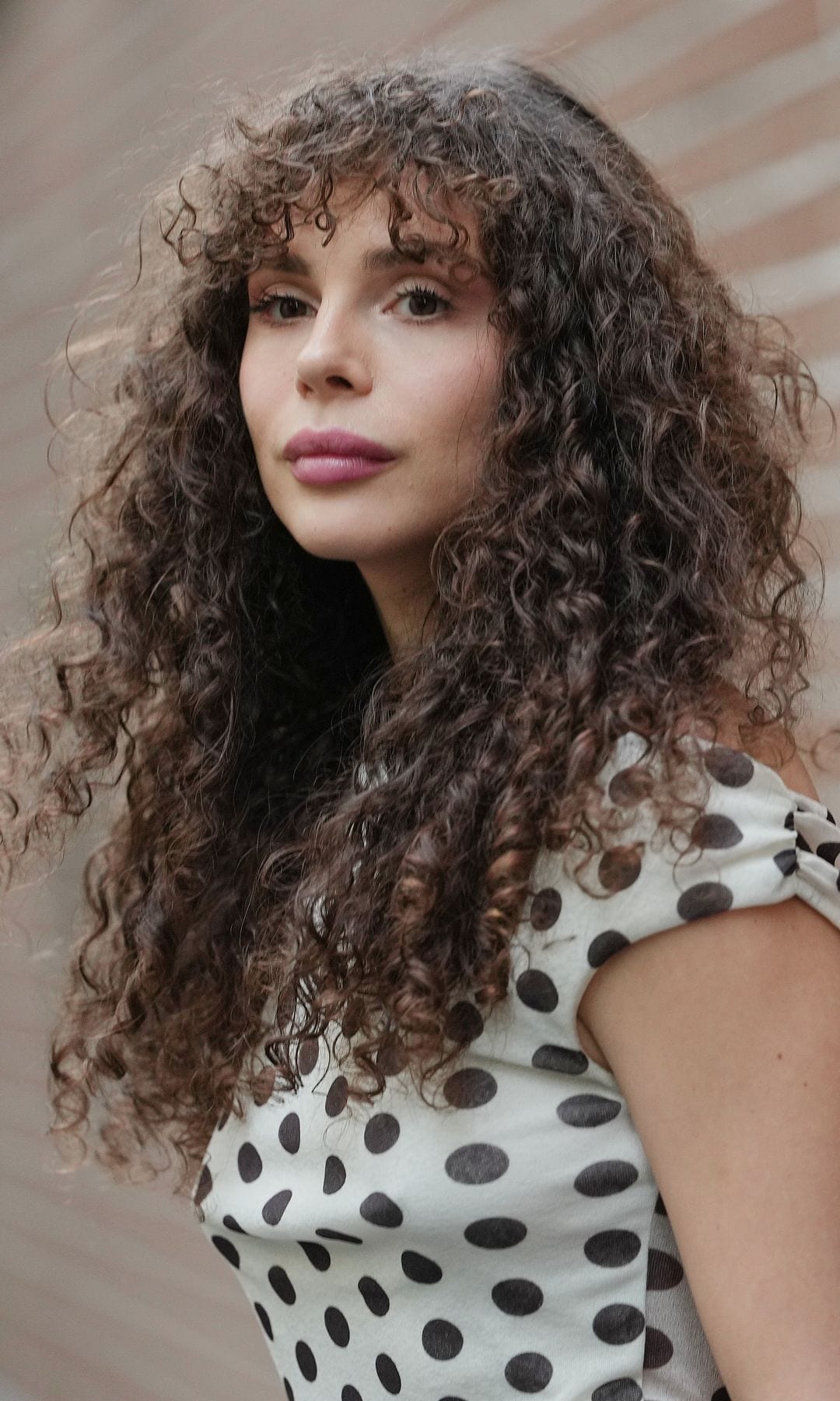 cabello largo y rizado