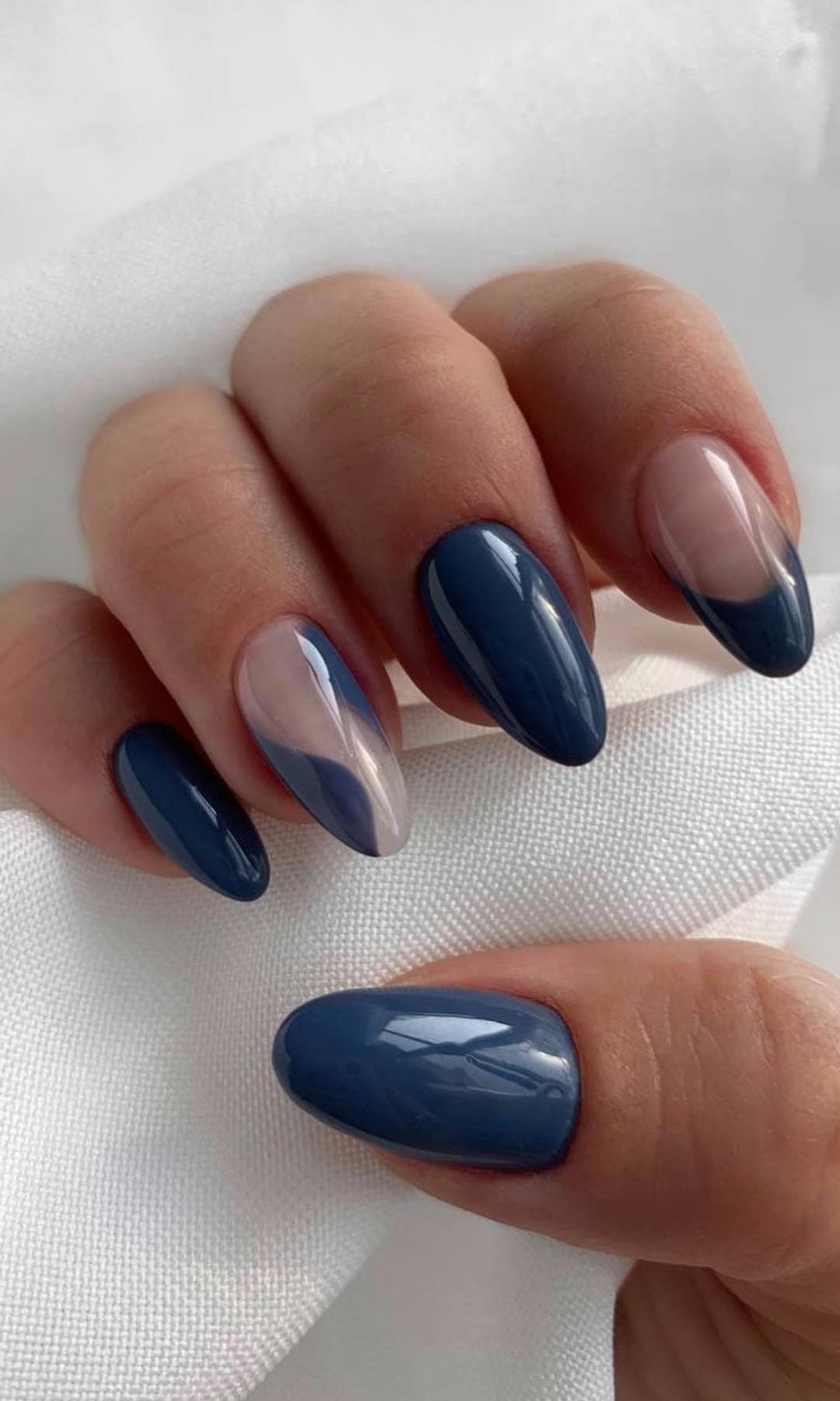 Manicura azul con ondas