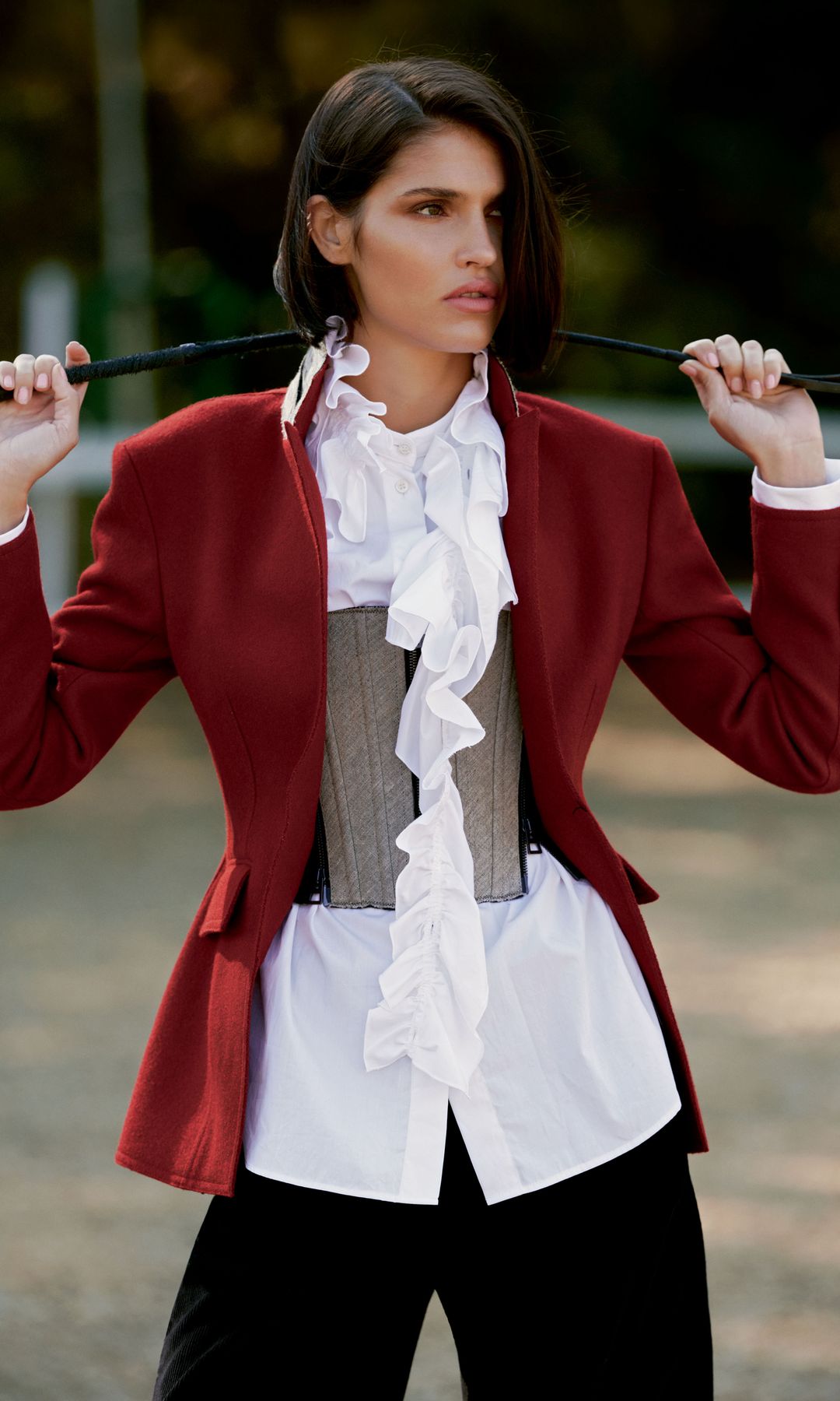 Reinventar el concepto: La chaqueta ecuestre de carácter técnico se reinventa en un magistral juego de volúmenes. La modelo posa con total look, de Dior