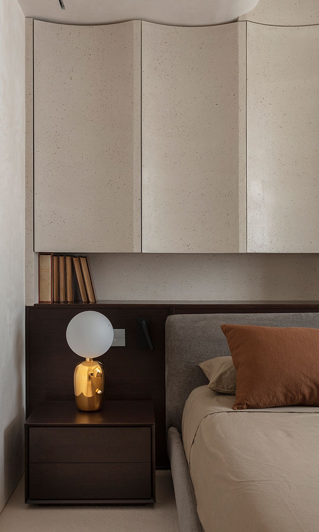 Dormitorio decorado con tonalidades marrones