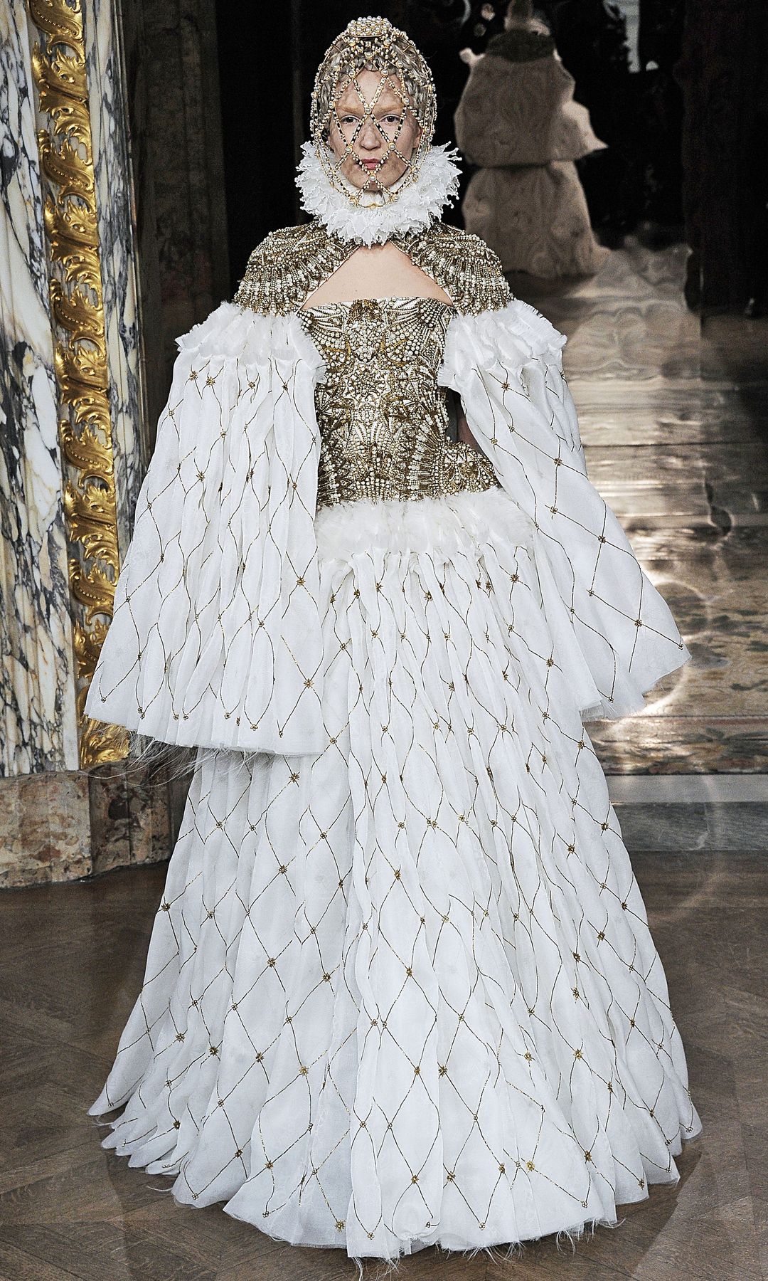 Diseño de Sarah Burton para Alexander McQueen Otoño/Invierno 2013 inspirado en el famoso 'Retrato de la Armada' de Isabel I