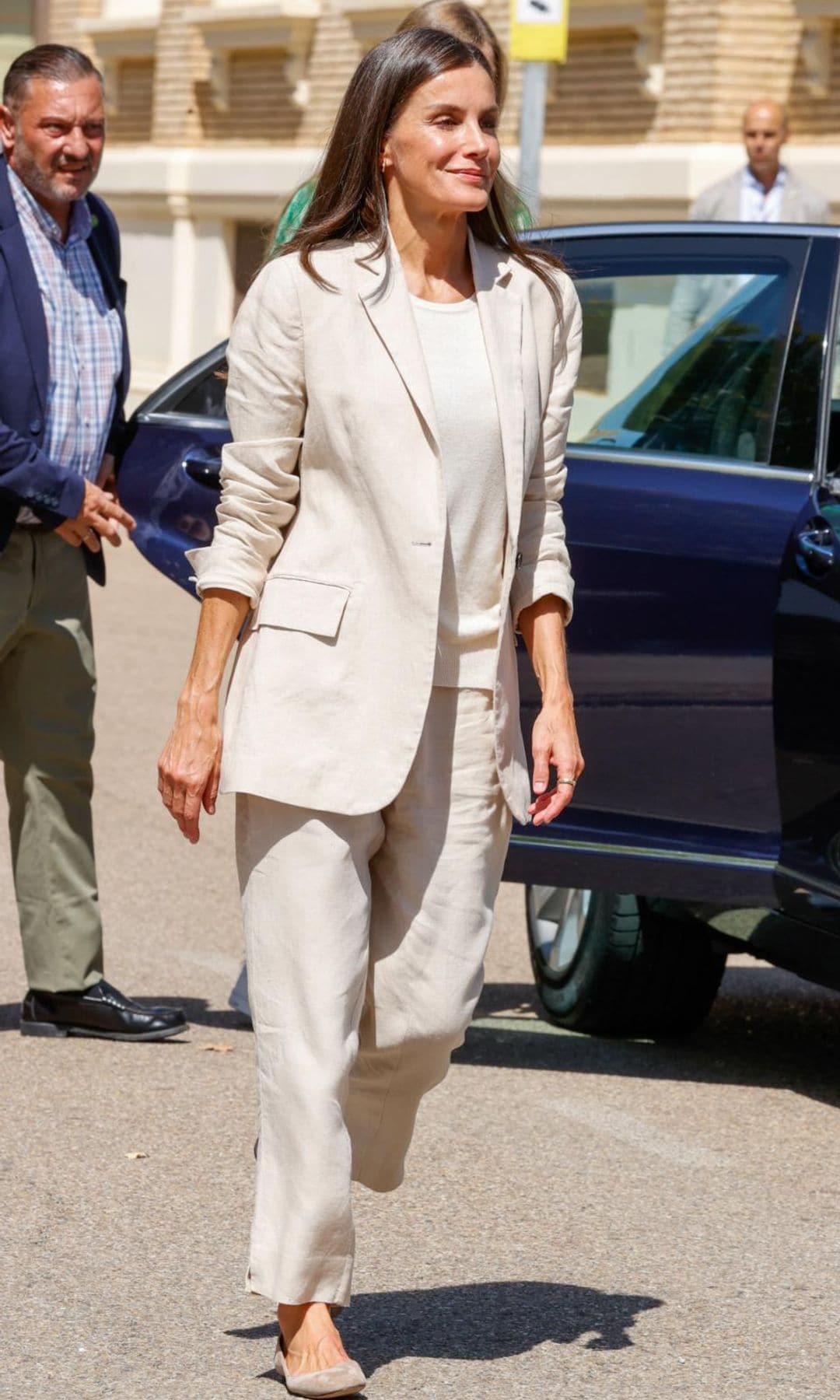 El traje de lino de la Reina Letizia es perfecto para ser la invitada mejor vestida en un bautizo o comunión esta temporada