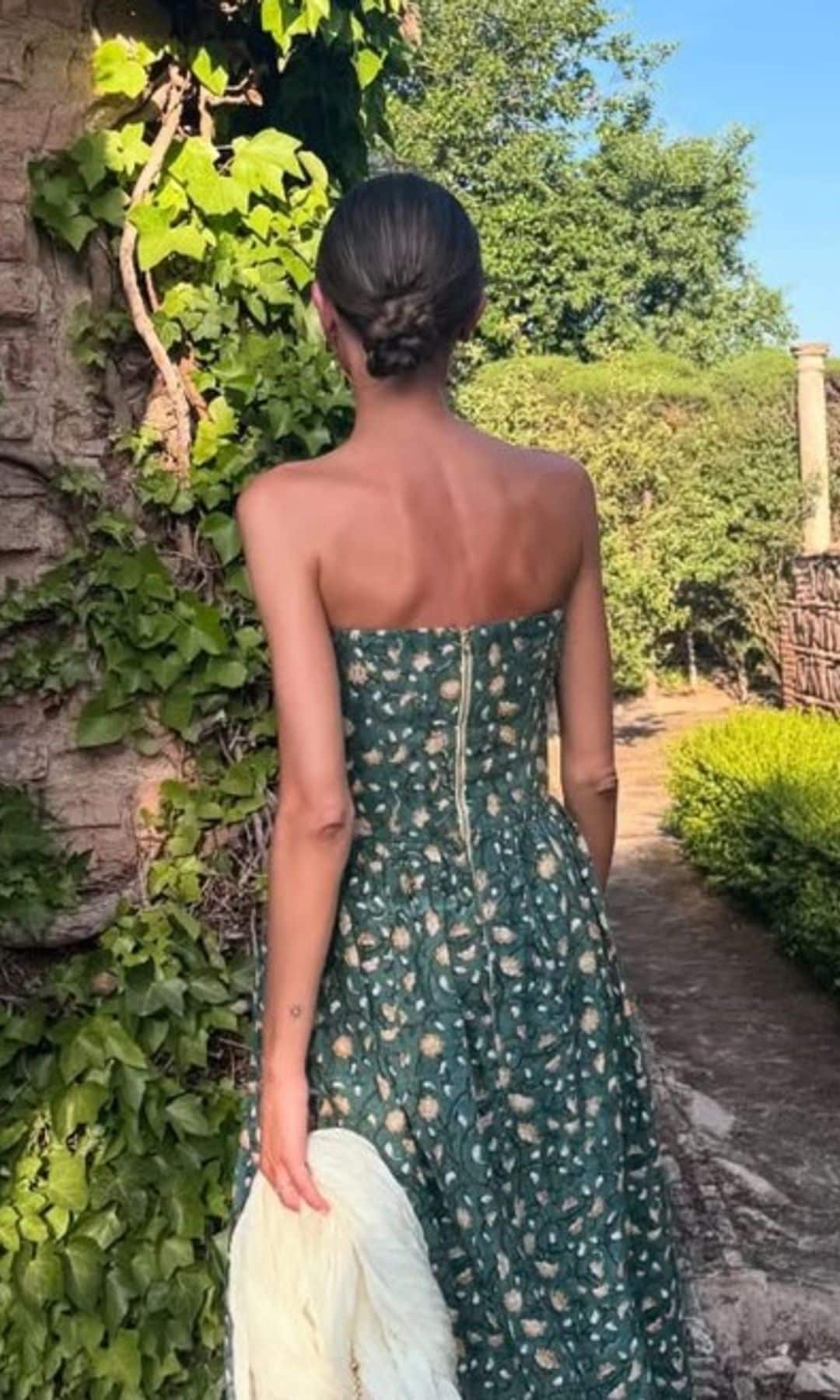 Peinados de invitada con vestidos palabra de honor
