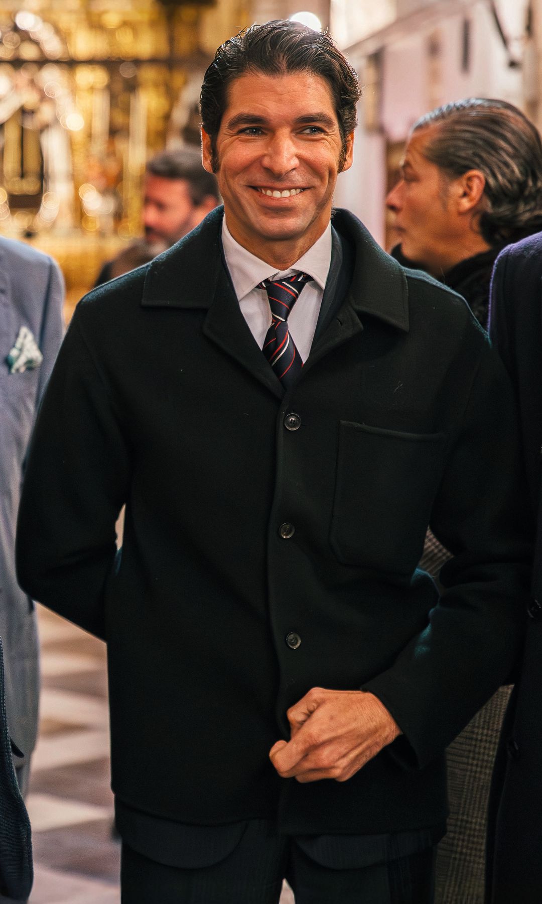 Cayetano Rivera, sobre estas líneas, muy sonriente a su llegada a la iglesia