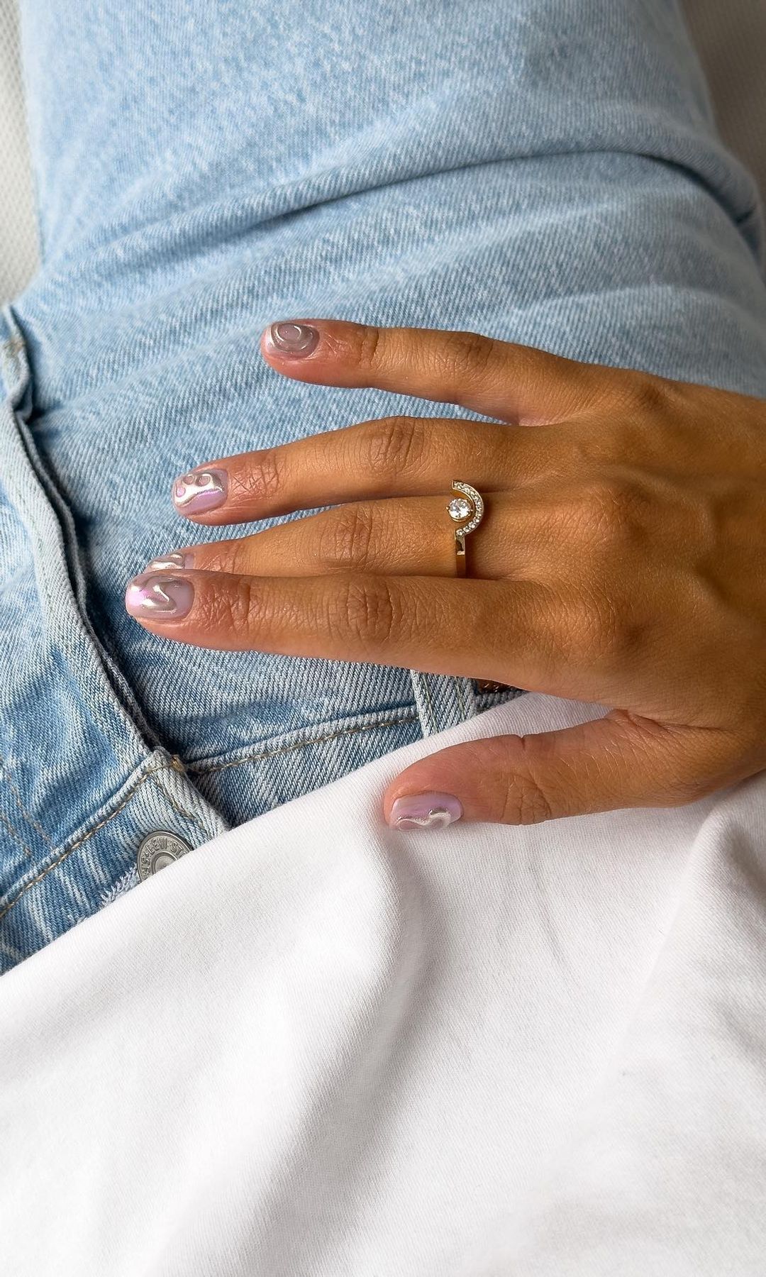Manicura metalizada con relieve
