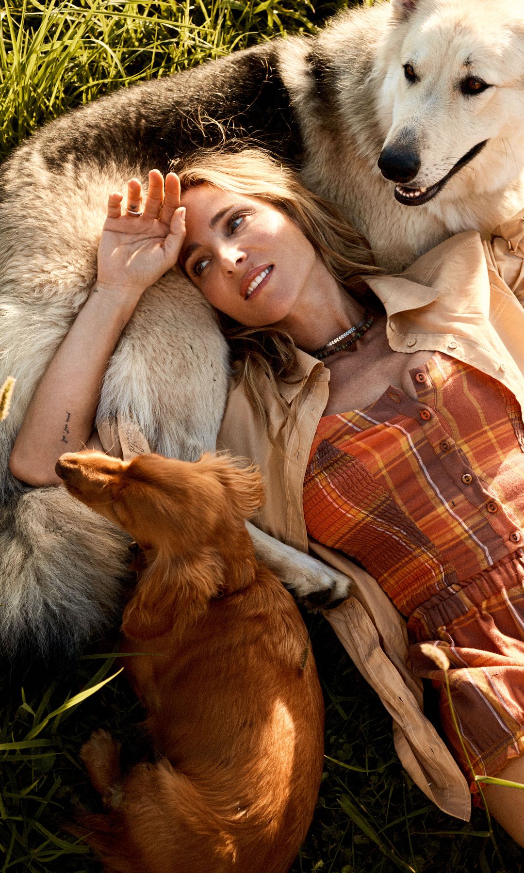 Elsa Pataky posando acompañada por dos de sus perros