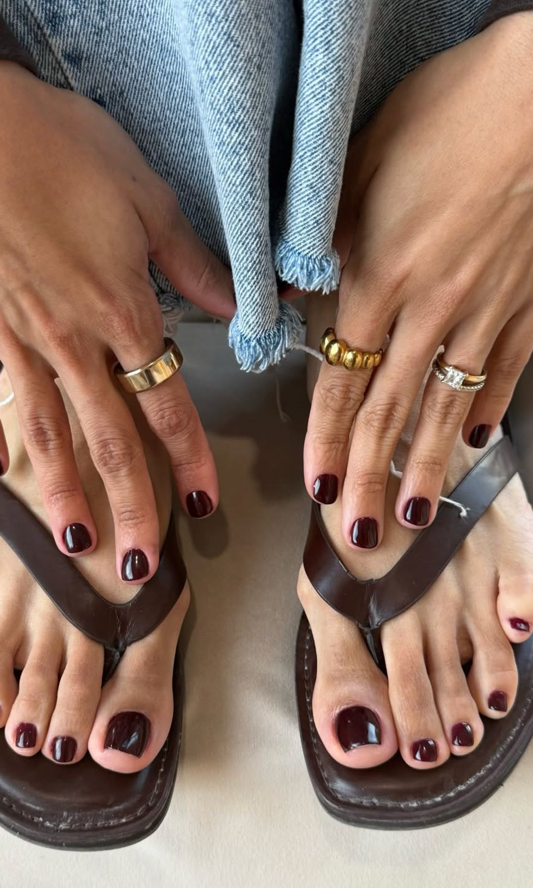 Pedicura en marrón chocolate