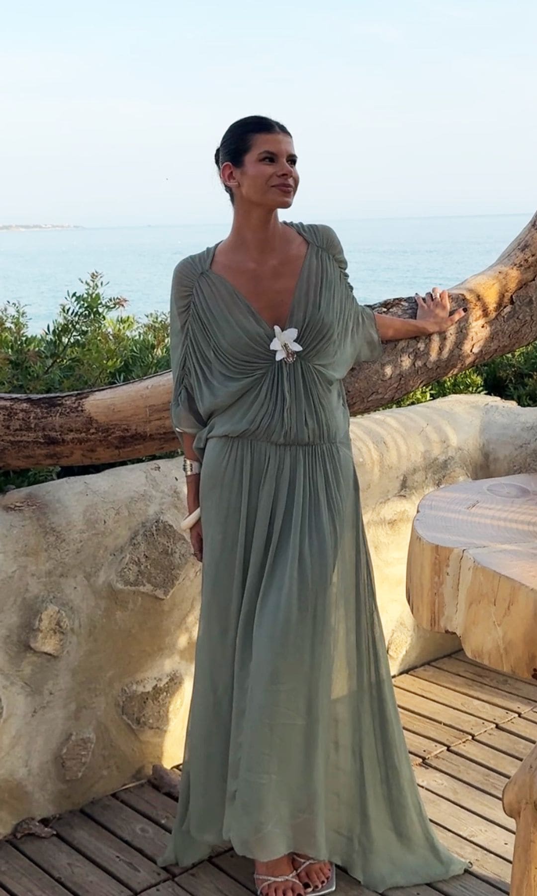 Una boda en Sancti Petri, un vestido rebajado de Zara y un broche de flor: el look viral de invitada que quiero copiar