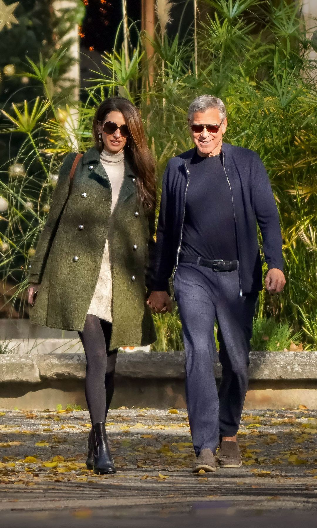 George y Amal Clooney paseando por los alrededores de su finca en Brignoles, Francia.