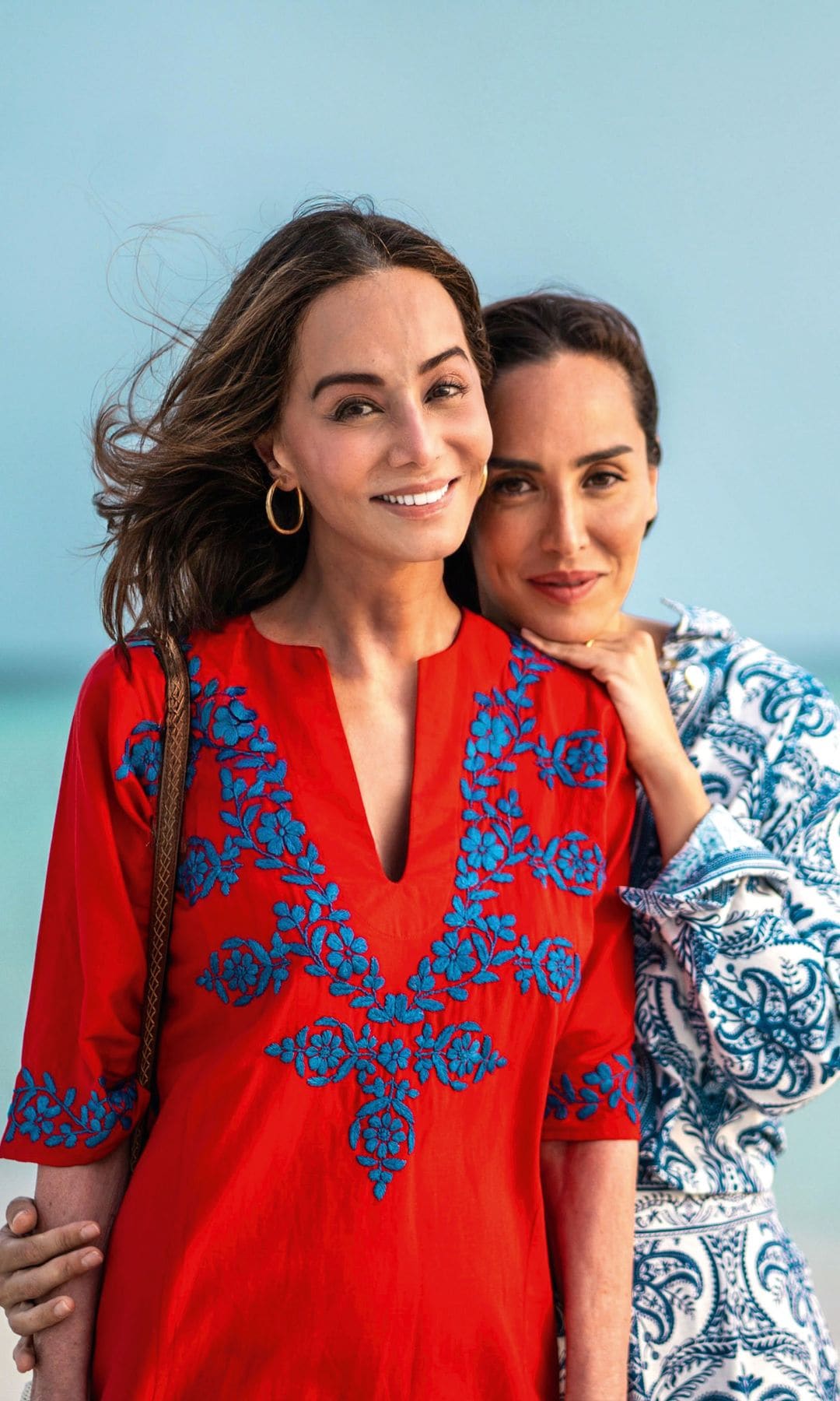 Isabel Preysler y su hija Tamara posan en una de las paradisíacas playas de las Maldivas en las que han pasado sus vacaciones junto a Íñigo Onieva. Isabel posa con caftán rojo con flores bordadas en azul, mientras que la marquesa de Griñón lleva un mono azul y blanco