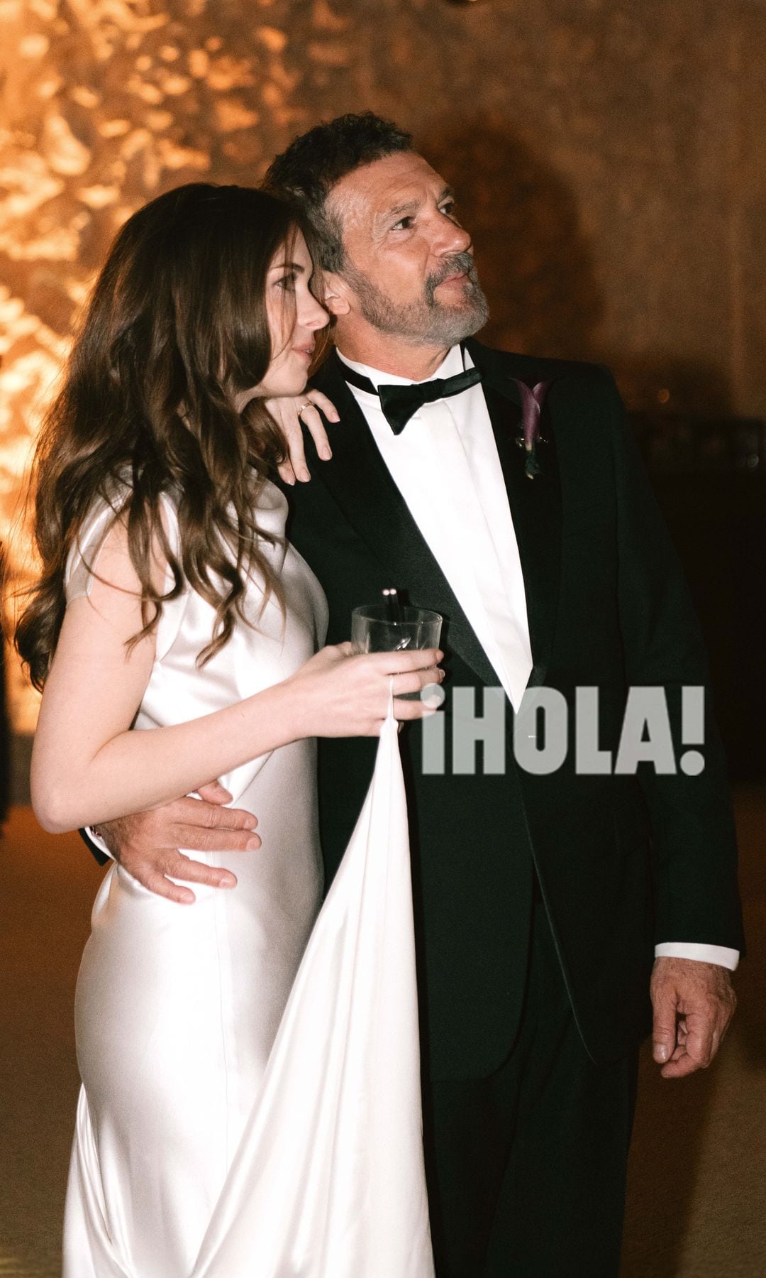 Stella y Antonio escuchando uno de los discursos que pronunciaron sus seres más queridos