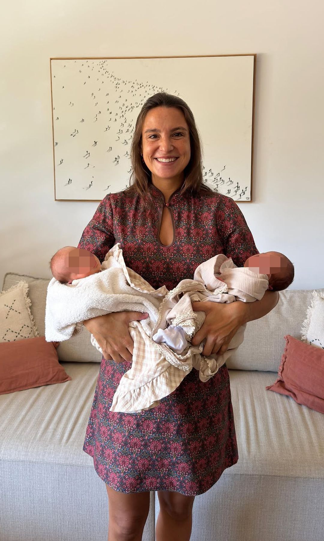 Marta Pombo, con sus mellizas, Candela y María, en brazos cuando acababan de nacer
