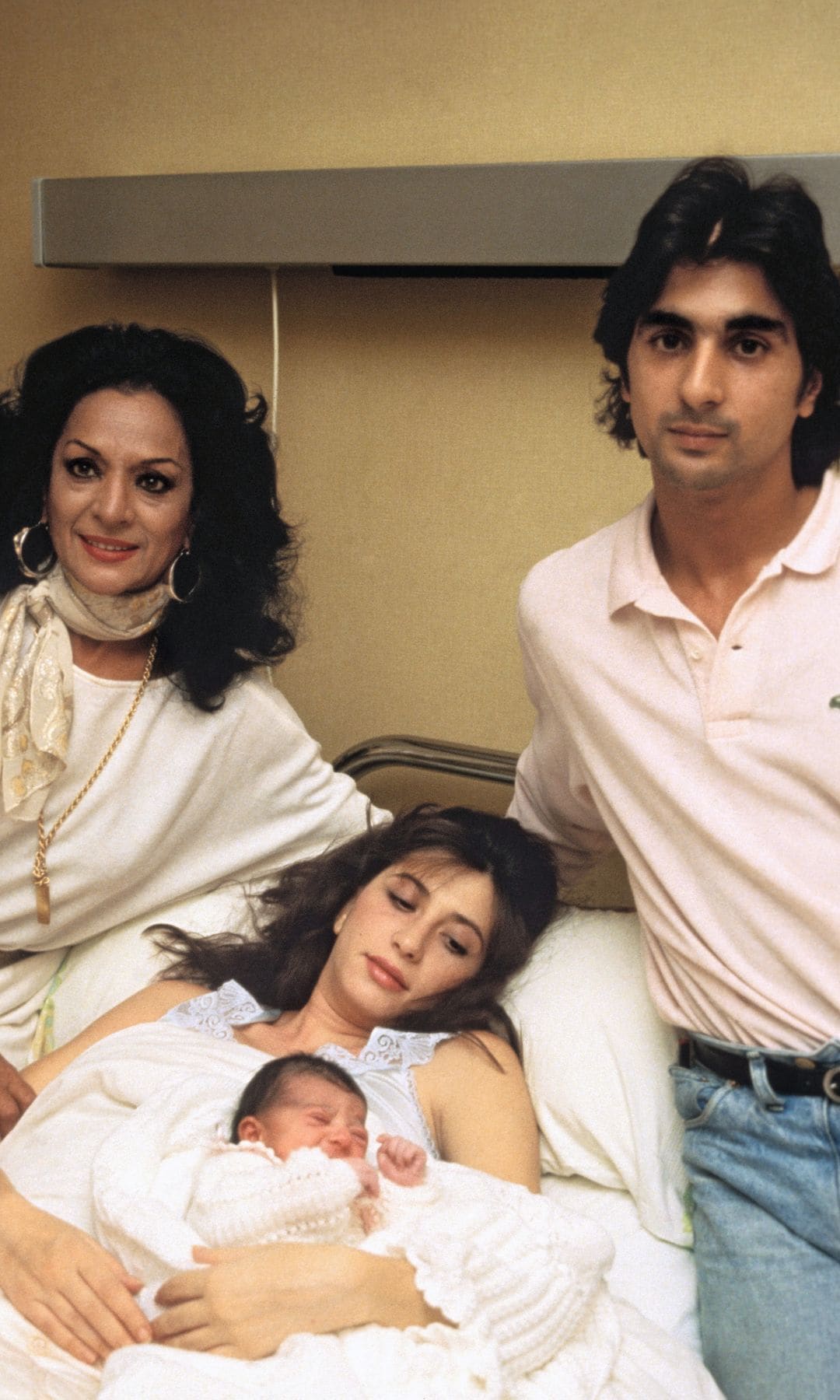 Antonio Flores y Ana Villa con su hija, Alba, y la madre de Antonio, Lola Flores