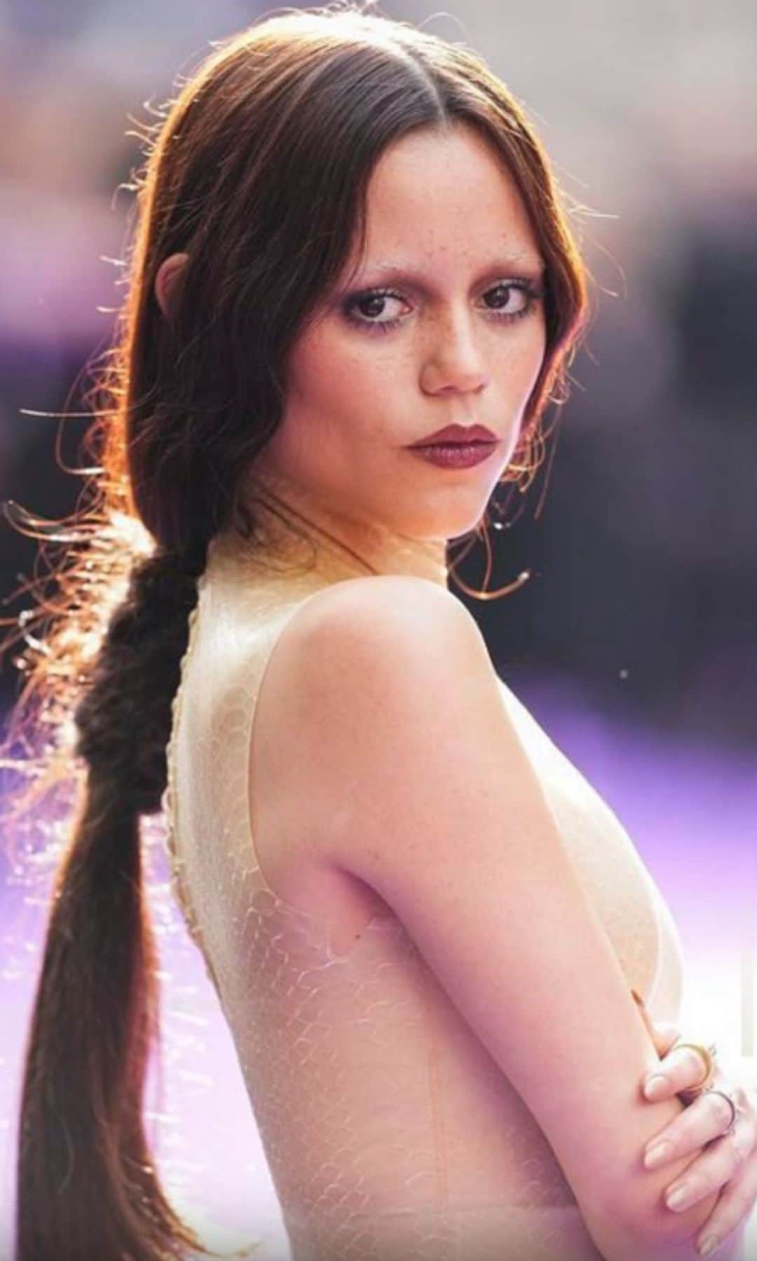 jenna ortega peinado undone