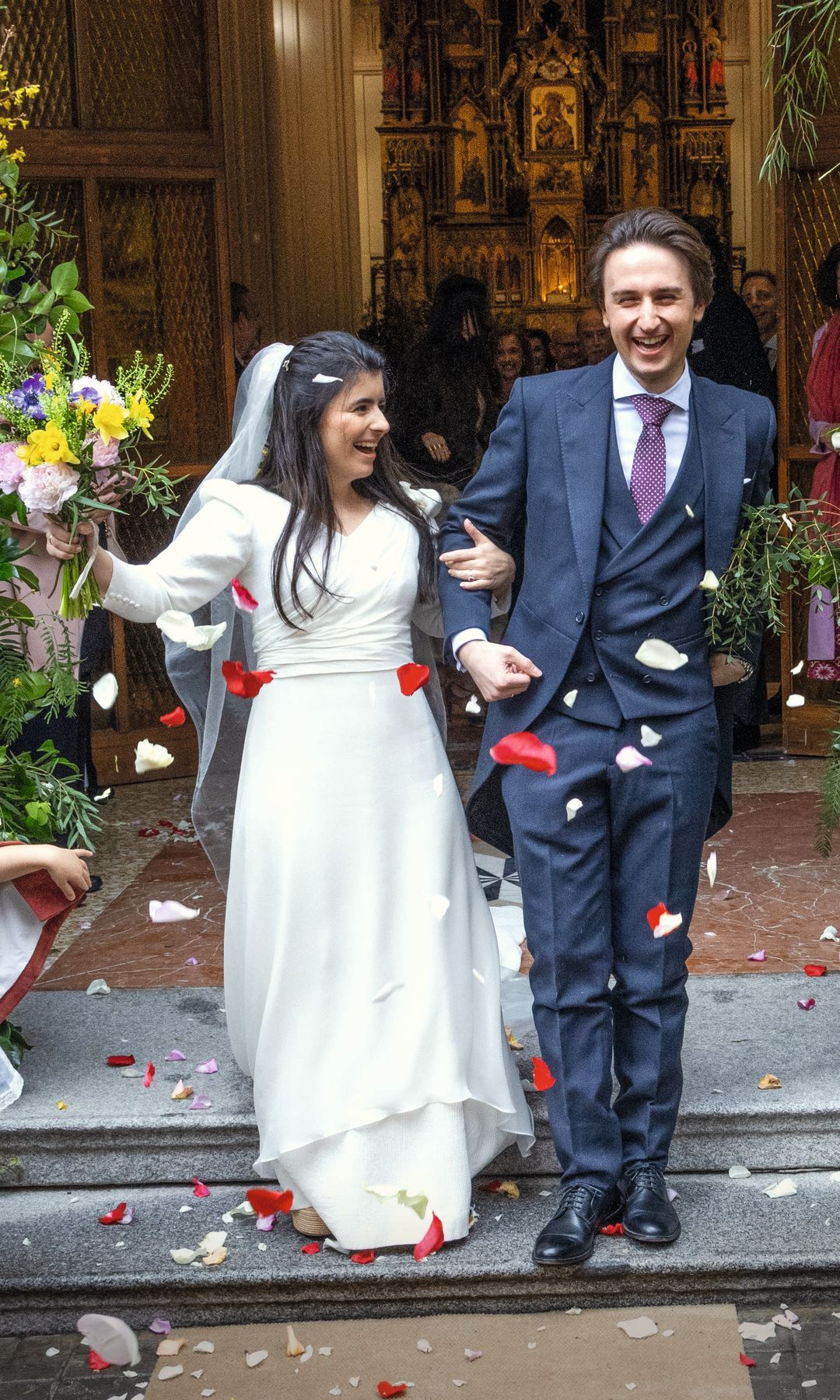 Los novios, Casilda y Carlos, a la salida del Perpetuo Socorro, ya como marido y mujer