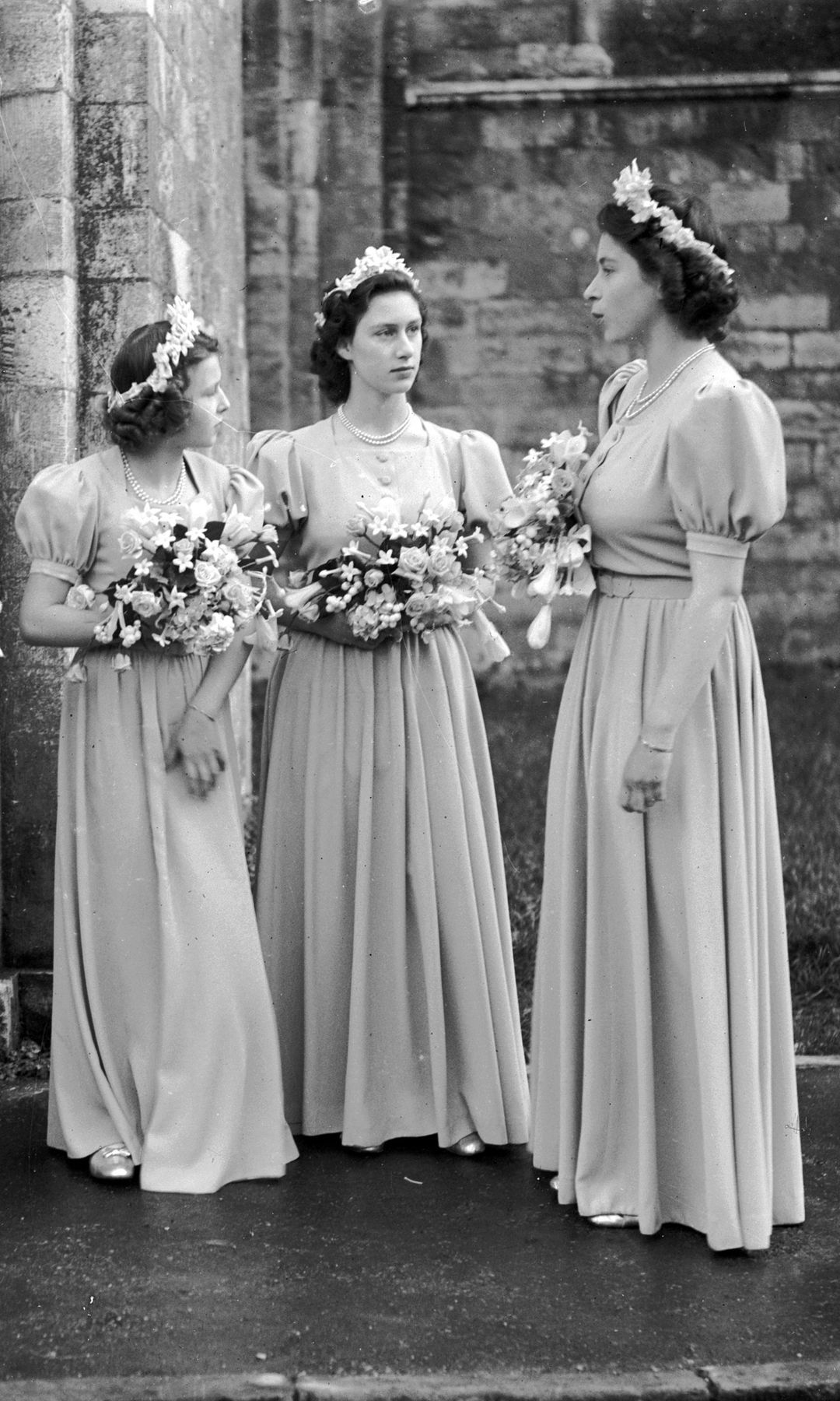 Pamela Mountbatten, la princesa Alexandra de Kent, la princesa Margarita e Isabel II como damas de honor (1946)
