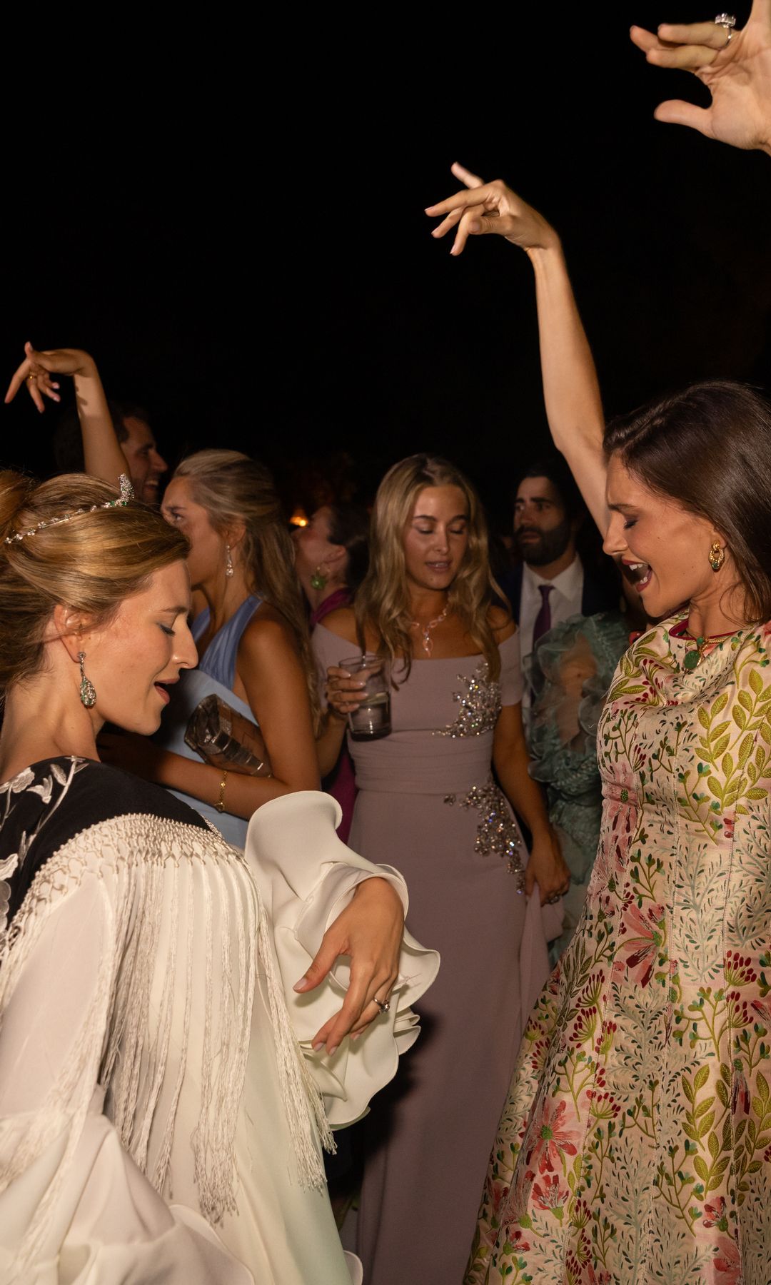 Fabiola y María bailando sevillanas.