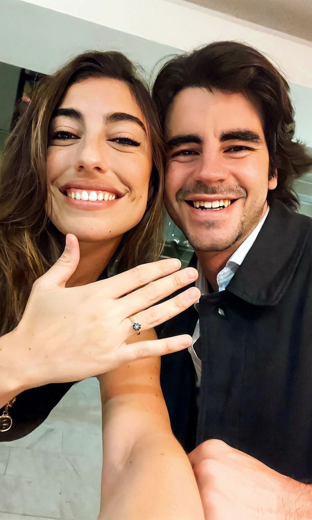 La imagen que Claudia publicó el día de su compromiso con su prometido, Vicente Benítez, un analista de inversión sevillano de 30 años