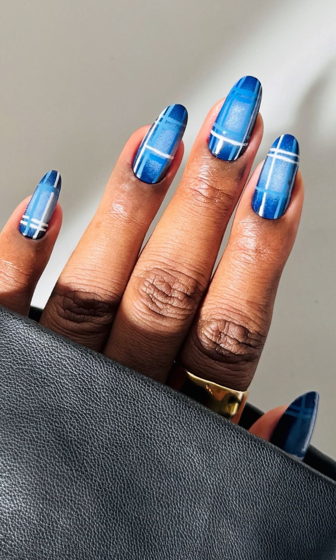 Manicura azul efecto tartán