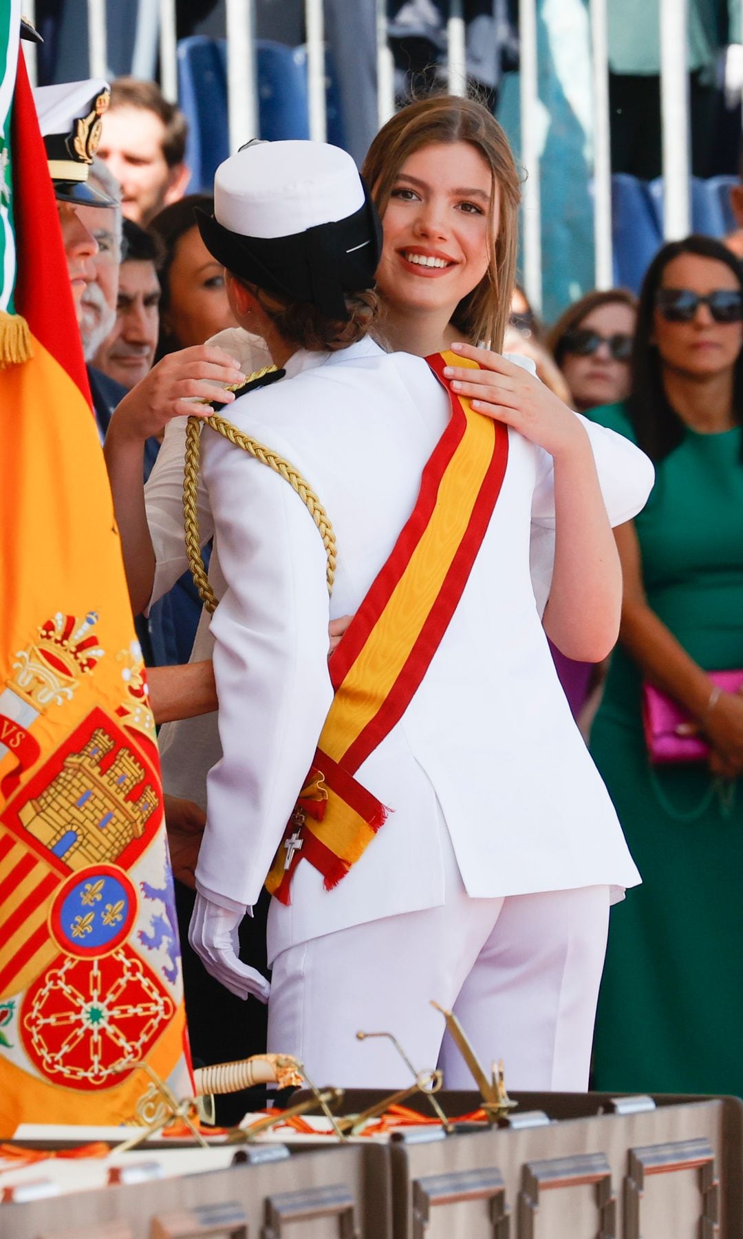 La princesa Leonor abraza a su hermana la infanta Sofía en la jura de bandera de Marín