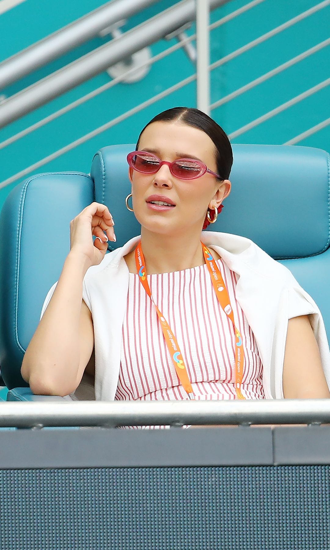 Millie Bobby Brown disfrutando de la semifinal del Miami Open