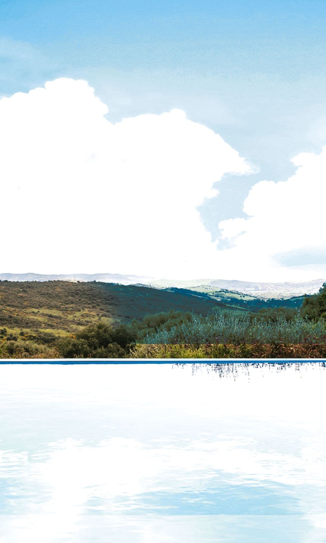 Dos de las vistas del paisaje natural que se puede disfrutar desde la piscina