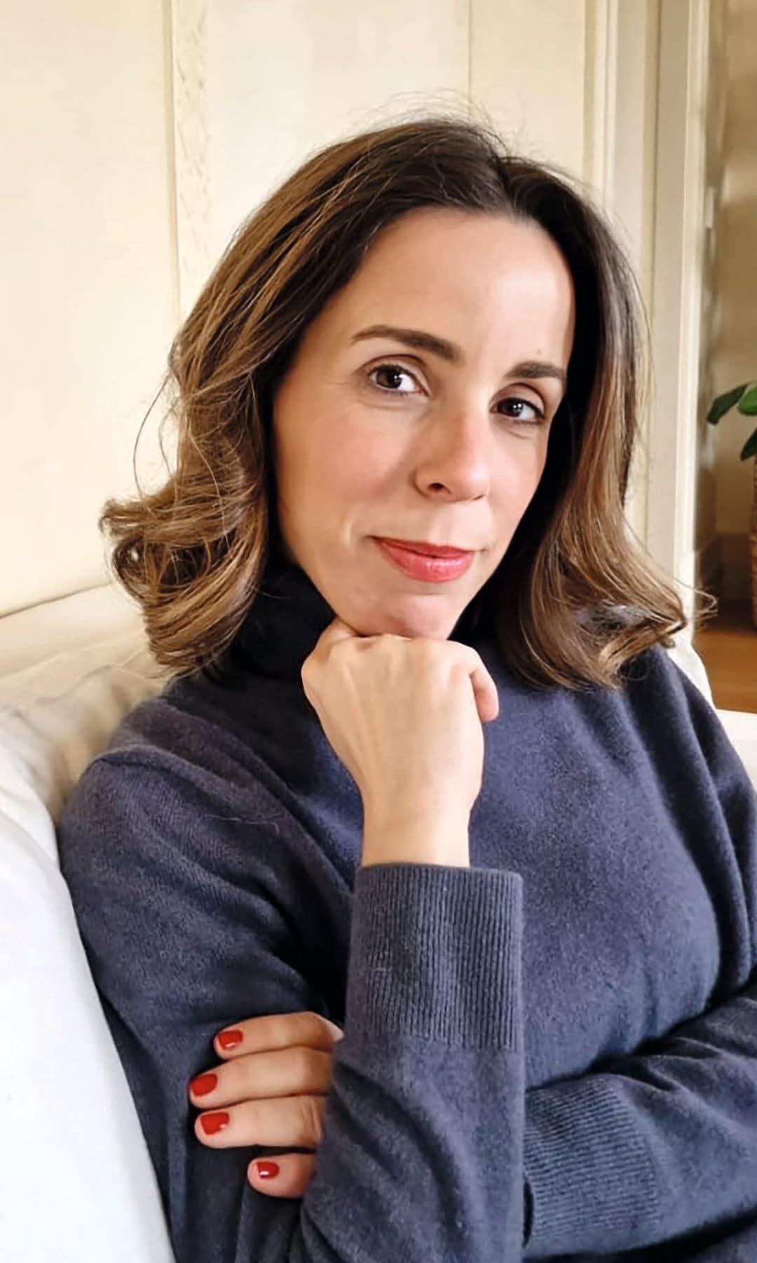 Tras años dedicada a la investigación y a la docencia, Ana Aznar acaba de publicar su primer libro "Educar también es decir no. Cómo poner límites a tus hijos con amor"(Editorial Vergara), que nace de su experiencia en el mundo de la Psicología. "Me hizo mucha ilusión. Me pareció un proyecto muy bonito, que llegaba en un buen momento para mí y me animé a hacerlo", nos dice