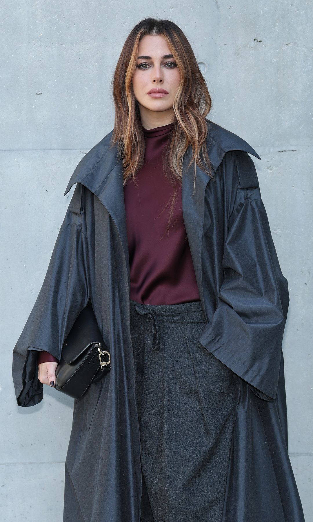 Blanca Suárez inaugura el otoño en Milán con un look de aire gótico: sastrería masculina, burdeos y un abrigo XXL