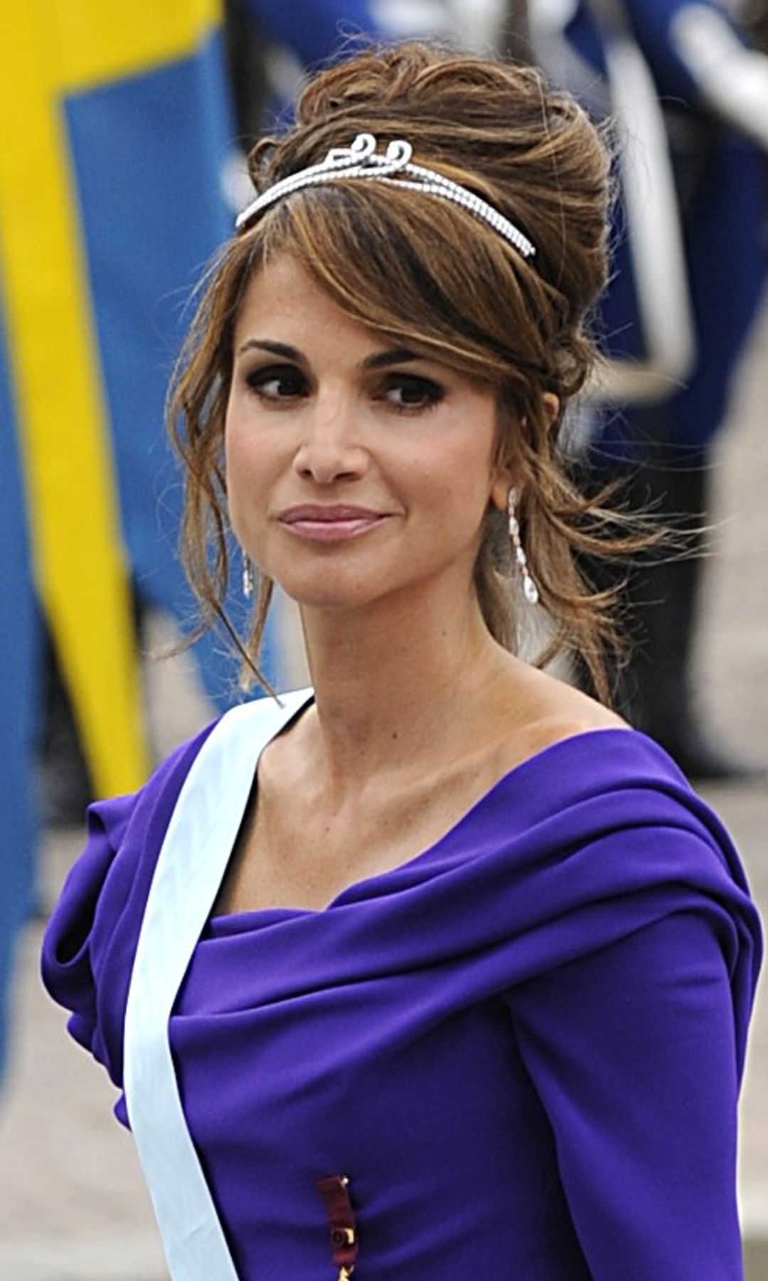 Rania de Jordania llevó su tiara de Boucheron con diamantes en la boda de Victoria de Suecia de Daniel Westling en 2010.