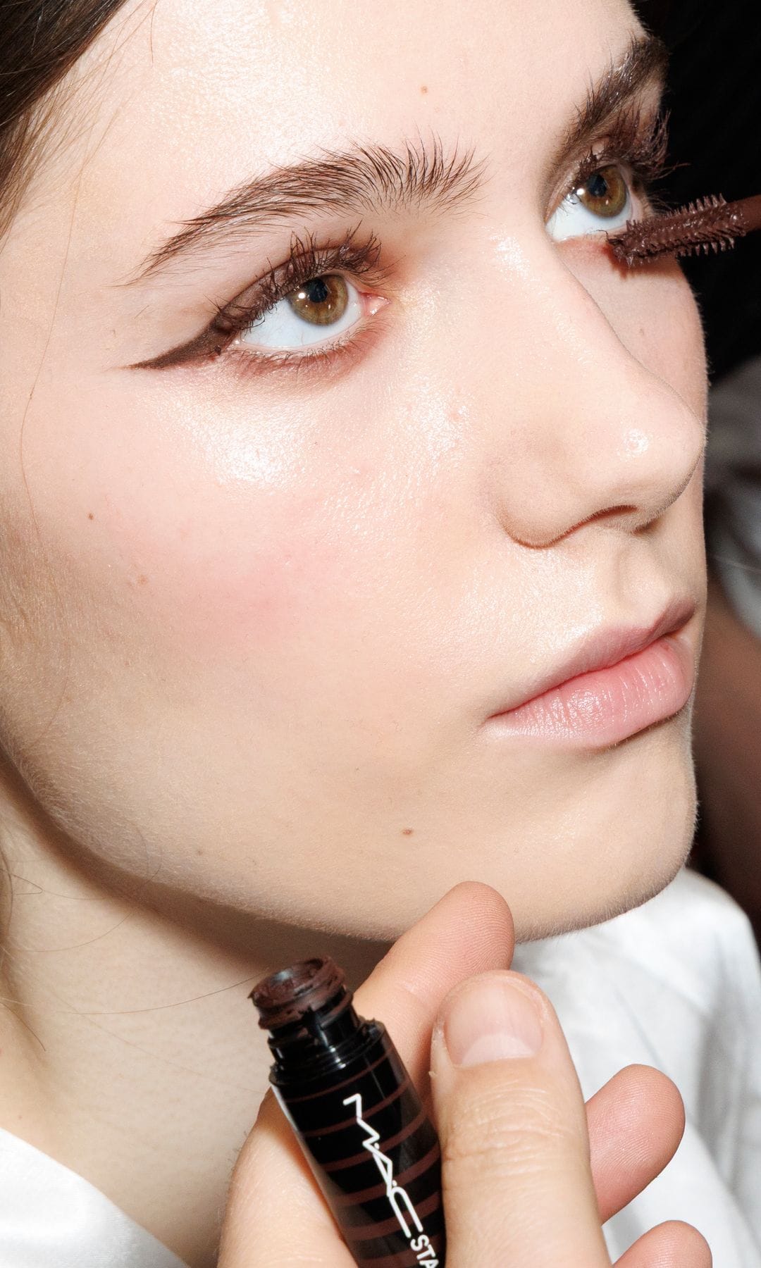 Backstage de maquillaje en la Semana de la Moda de Milán en 2025