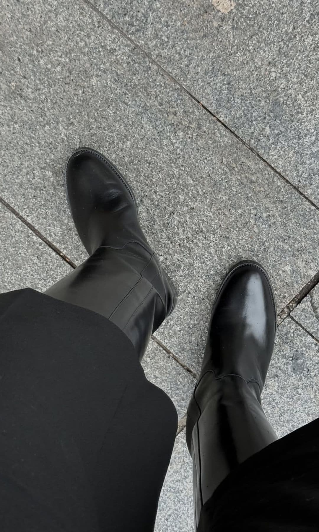 Azul y negro sí van juntos: así los combina Rochi Laffón 