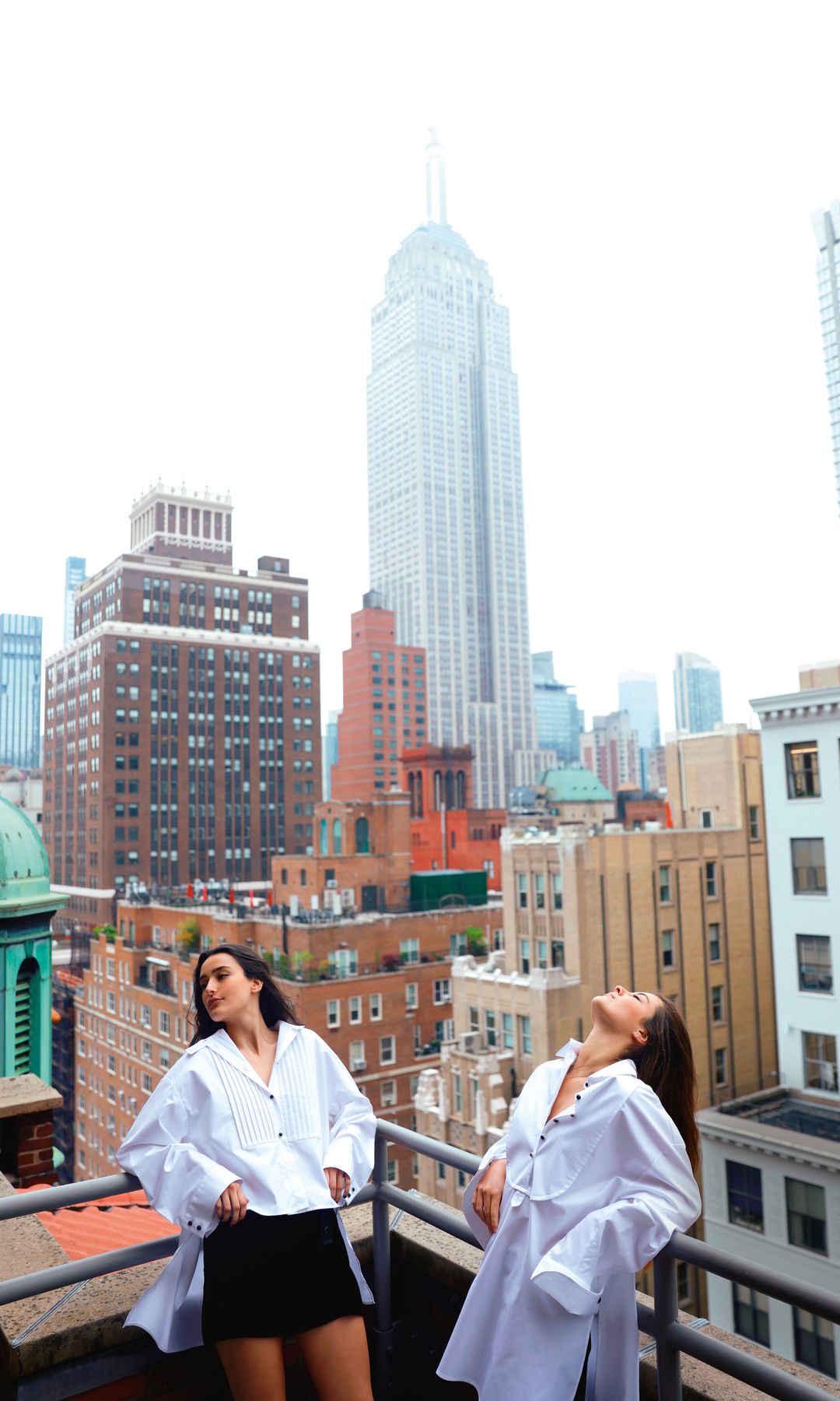 Desde lo alto de un rascacielos, Manuela Falcó Corsini y Olimpia Báez Herrera posan con looks de Giorgio Armani