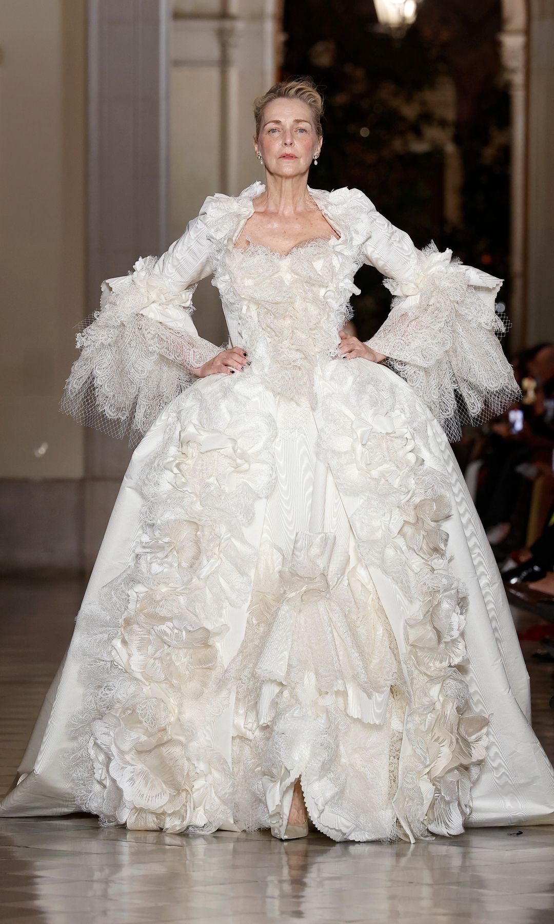 Un desfile para recordar: el viudo de Vivienne Westwood vestido de novia y modelos de más de 60 años