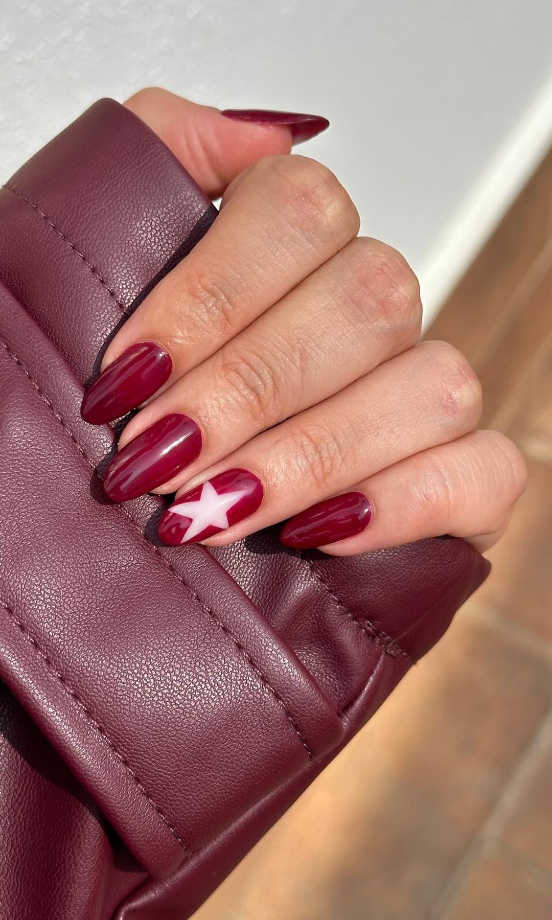 Manicura roja con estrella