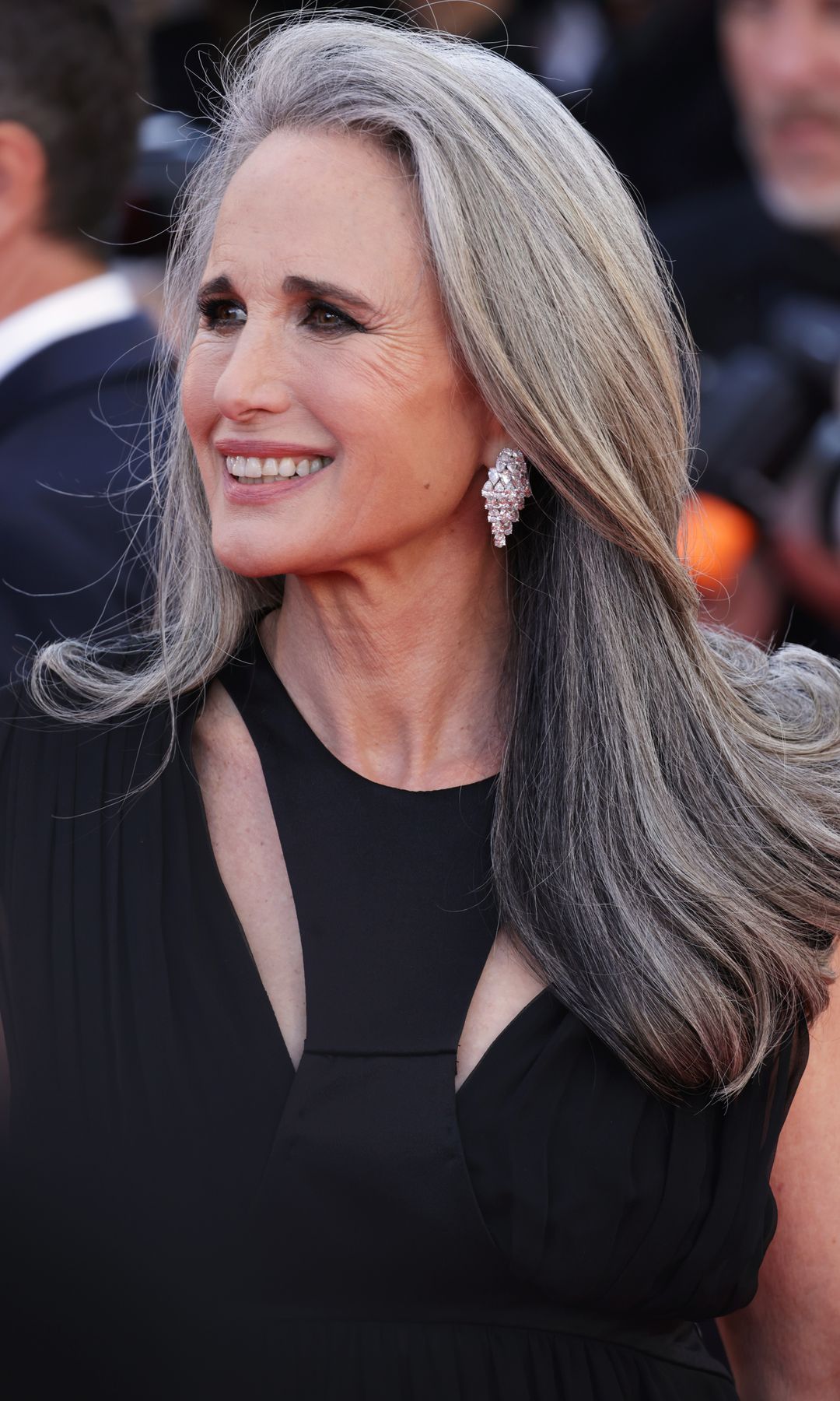 Andie MacDowell en el Festival de Cannes 2026 con vestido negro de escote asimétrico y pelo suelto