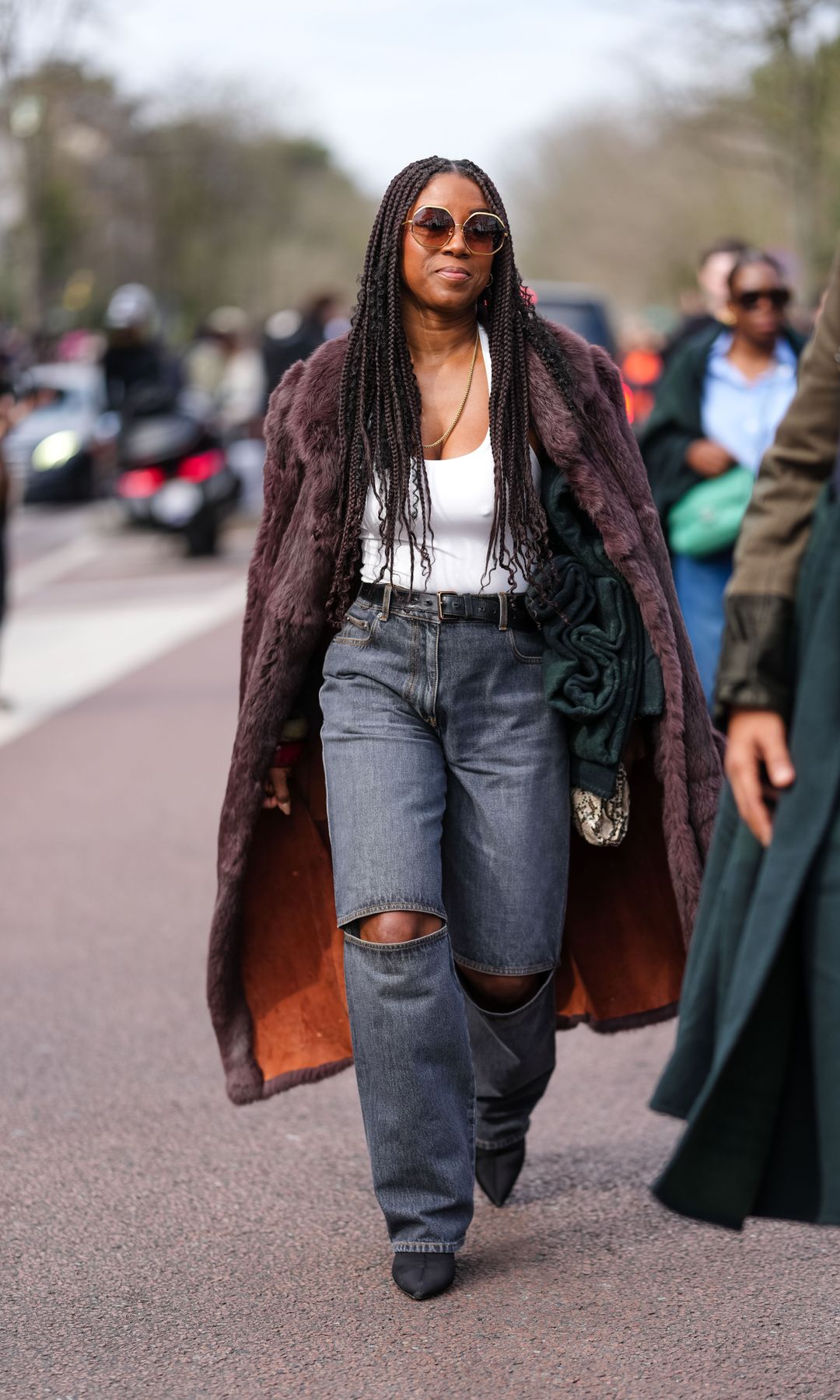 Las aberturas simétricas estarán más de moda que nunca. Combina tus jeans con abrigos XL.