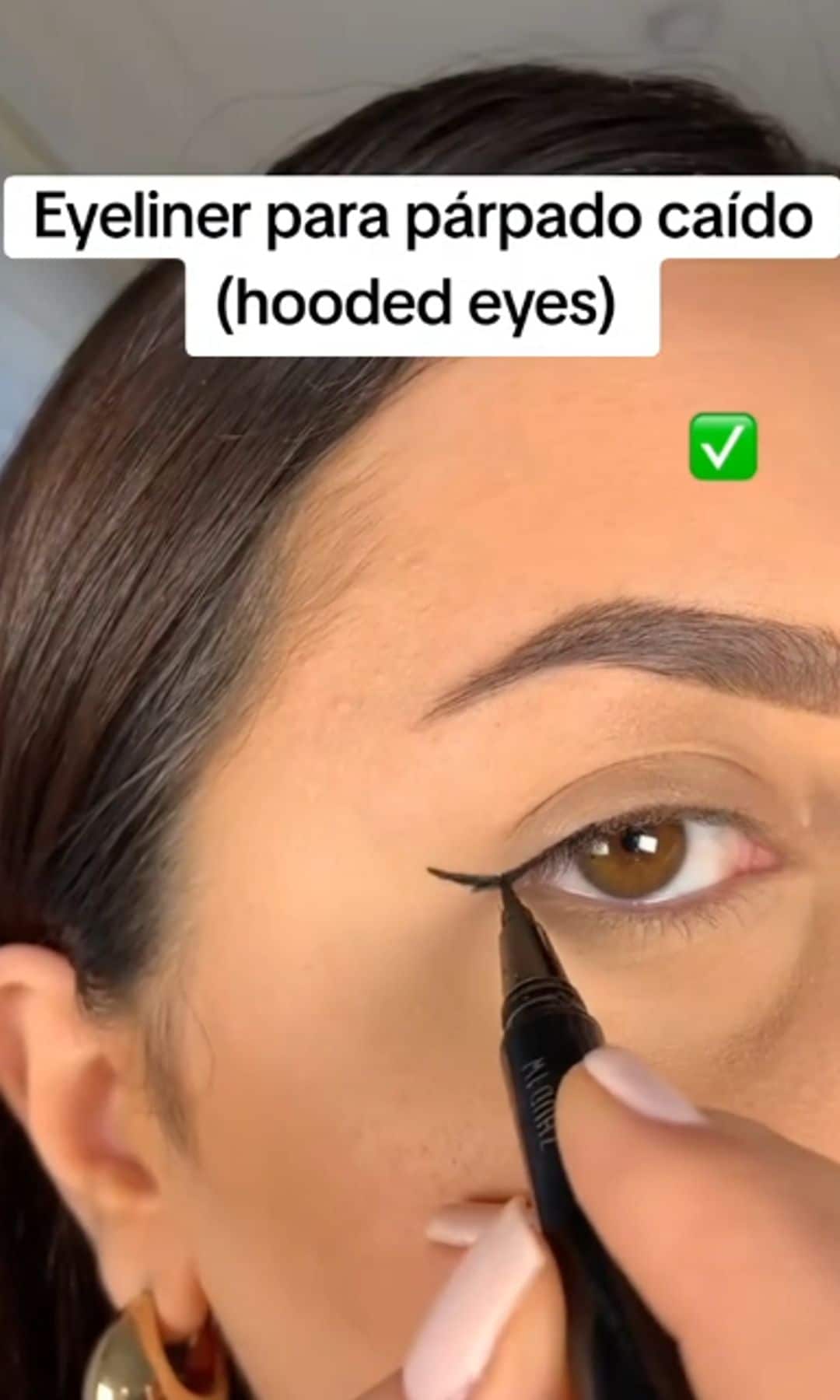 La tiktoker Makeup Marie haciendo un eyeliner para párpados caídos