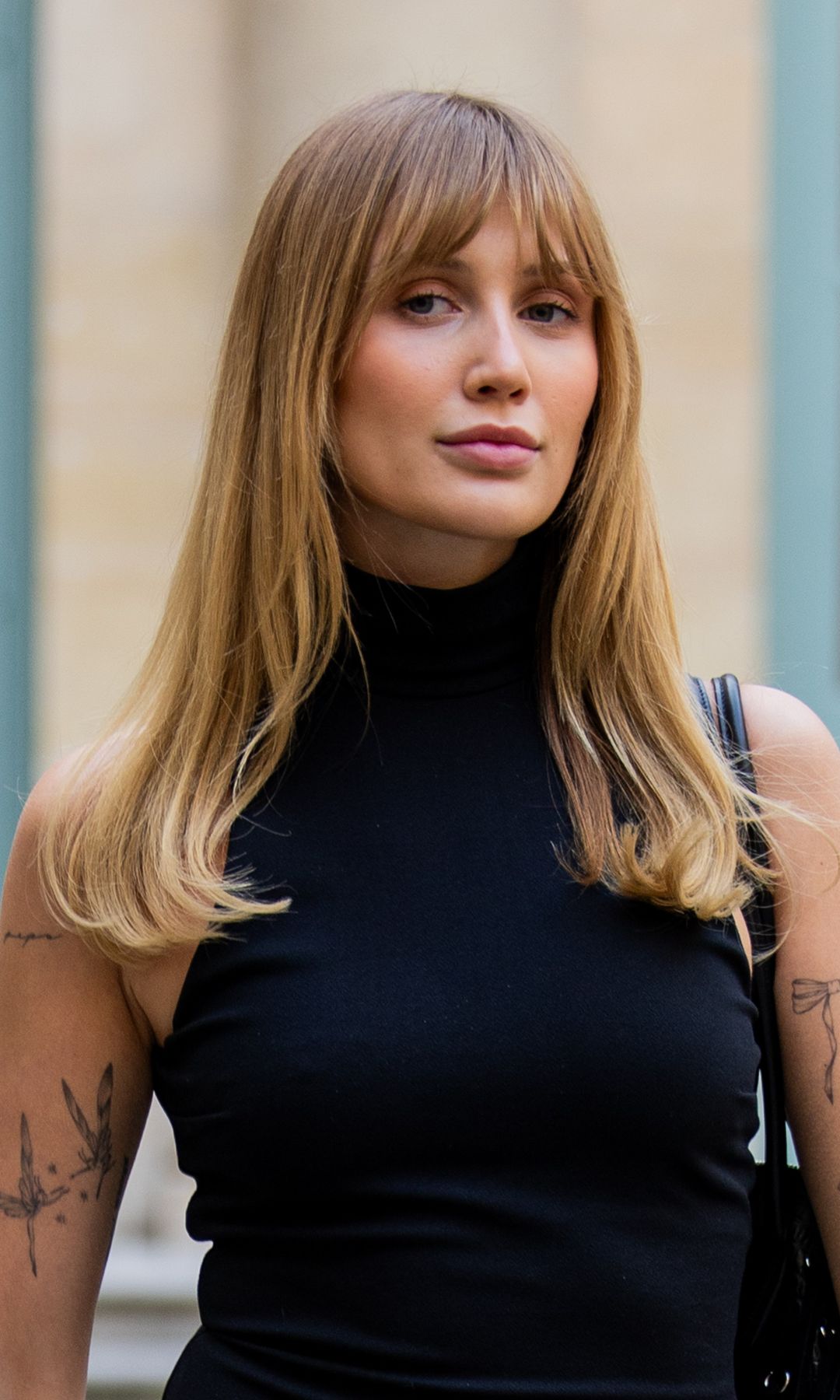  Mujer con cabello rubio y flequillo