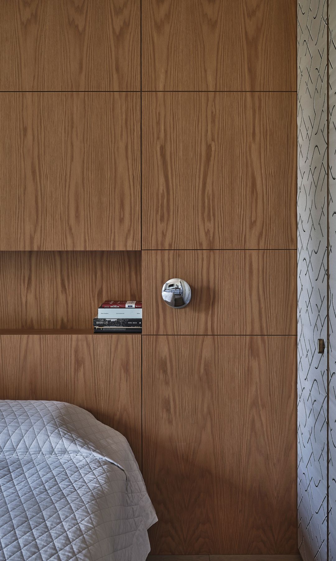 Dormitorio con pared de madera y armario 