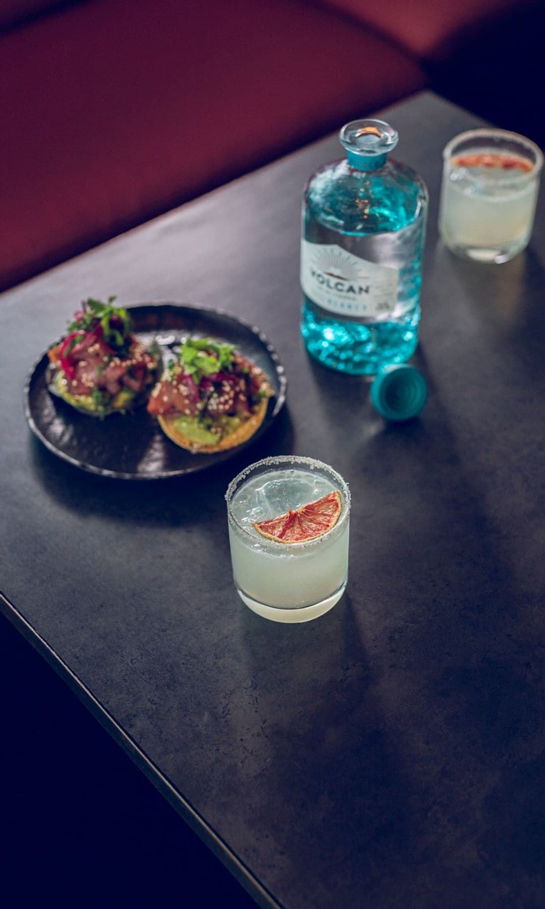 Plato y cóctel de Volcán de mi tierra en Dani Brasserie