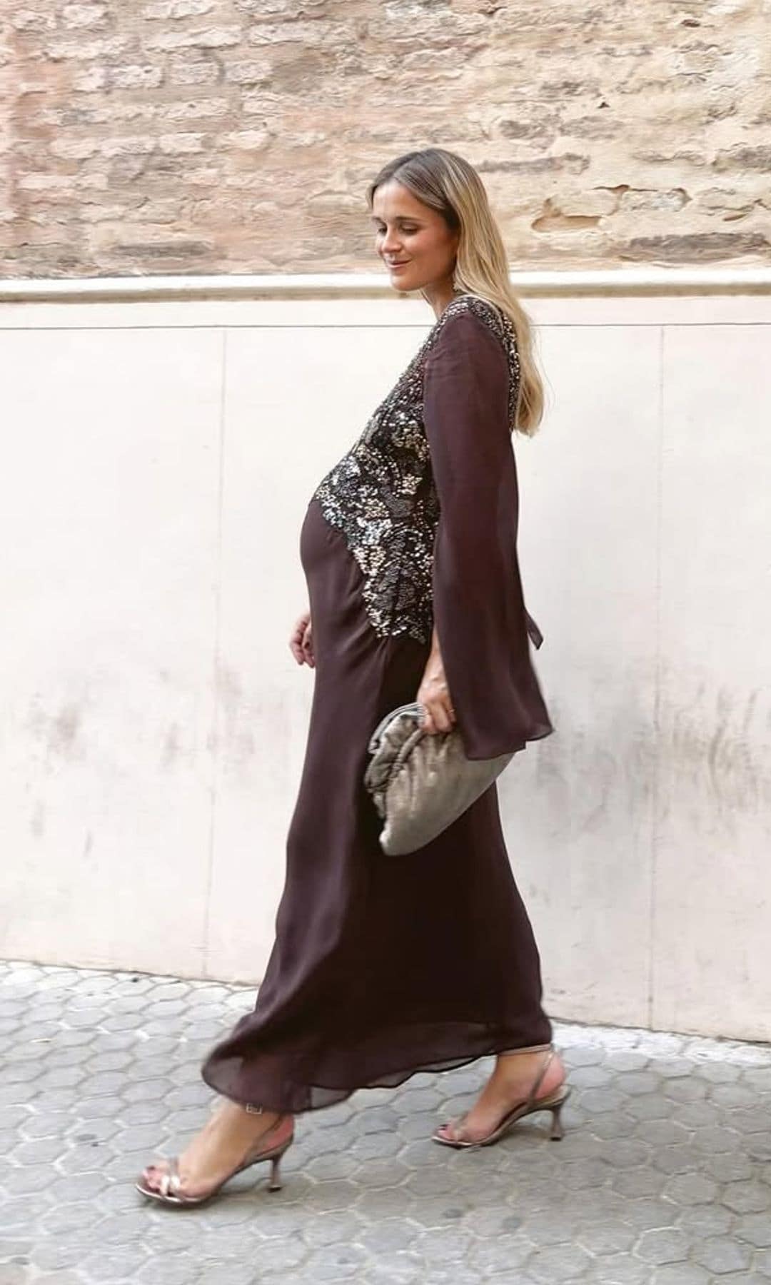 Look de invitada premamá con vestido marrón