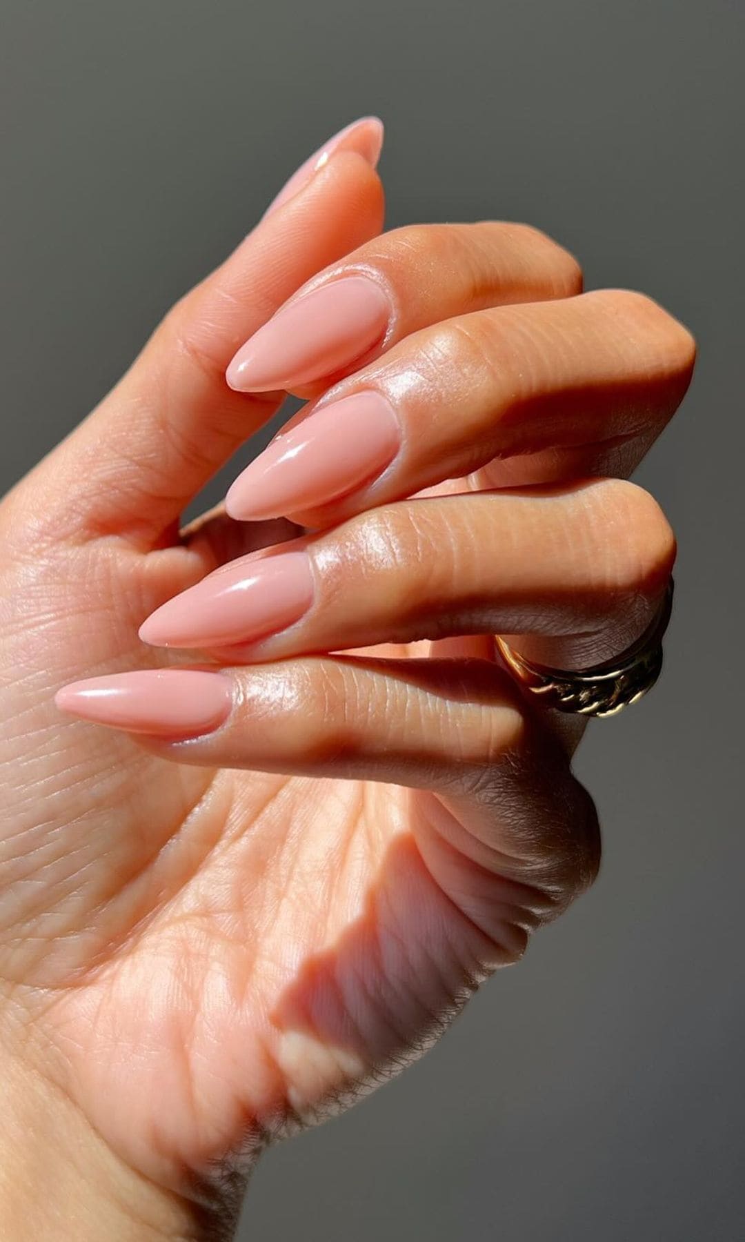 Manicura rosa empolvado