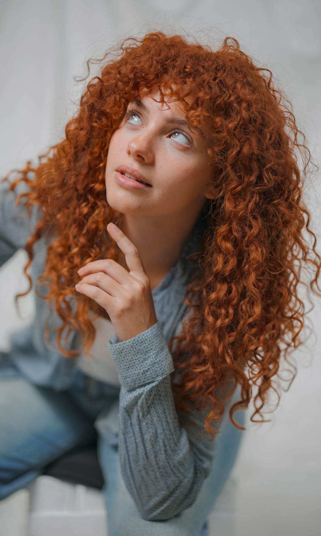  Mujer pelirroja con rizos