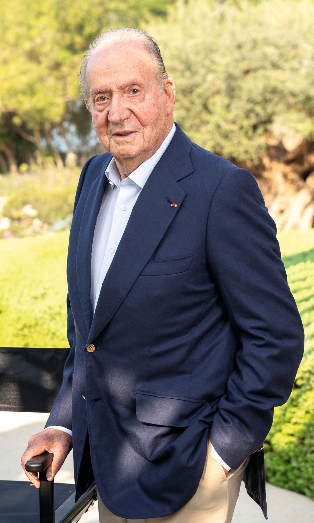 El rey Juan Carlos, con bastón